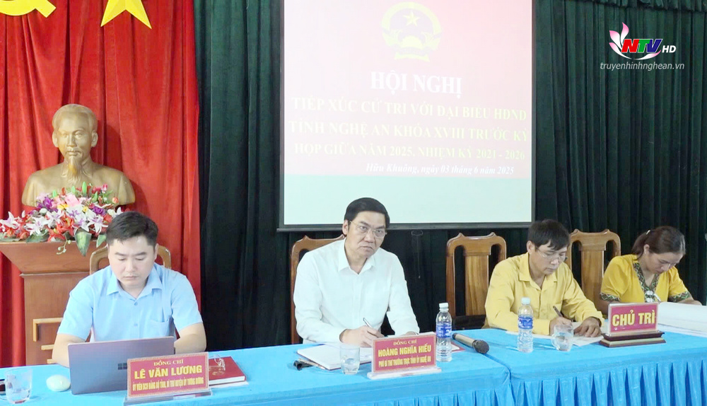 Phó Bí thư Thường trực Tỉnh ủy, Chủ tịch HĐND tỉnh Hoàng Nghĩa Hiếu cùng các đại biểu HĐND tỉnh tiếp xúc cử tri huyện Tương Dương.