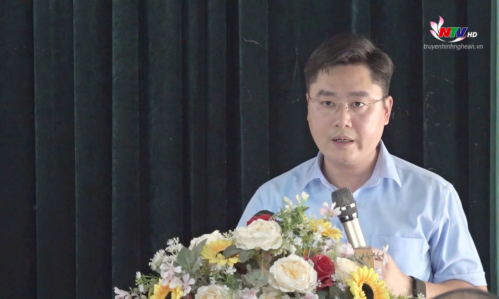 Bí thư Huyện ủy Tương Dương Lê Văn Lương giải trình ý kiến, kiến nghị của cử tri theo thẩm quyền.