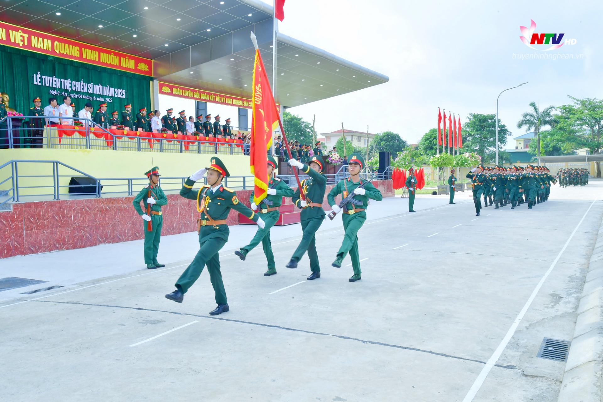 Lãnh đạo Trung đoàn 764 tặng giấy khen cho các cá nhân có thành tích xuất sắc trong công tác huấn luyện chiến sĩ mới năm 2025.