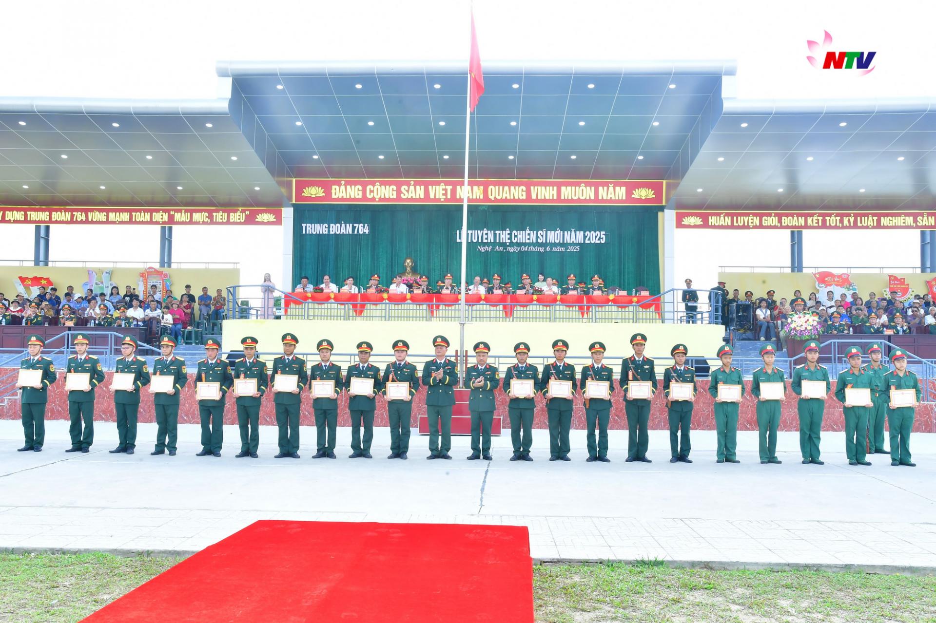 Lãnh đạo Trung đoàn 764 tặng giấy khen cho các cá nhân có thành tích xuất sắc trong công tác huấn luyện chiến sĩ mới năm 2025.