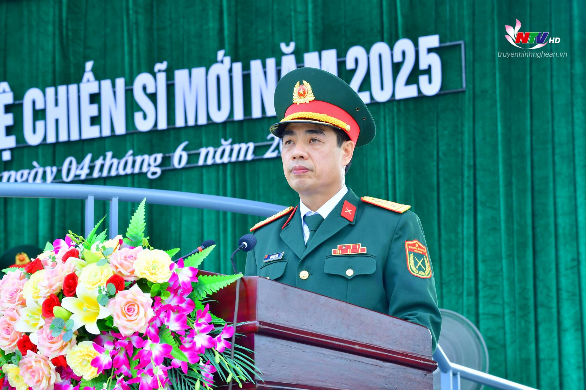 Đại tá Đinh Bạt Văn – Phó Chỉ huy trưởng, Tham mưu  trưởng Bộ Chỉ huy Quân sự tỉnh Nghệ An phát biểu giao nhiệm vụ cho các chiến sĩ mới tại buổi lễ tuyên thệ.