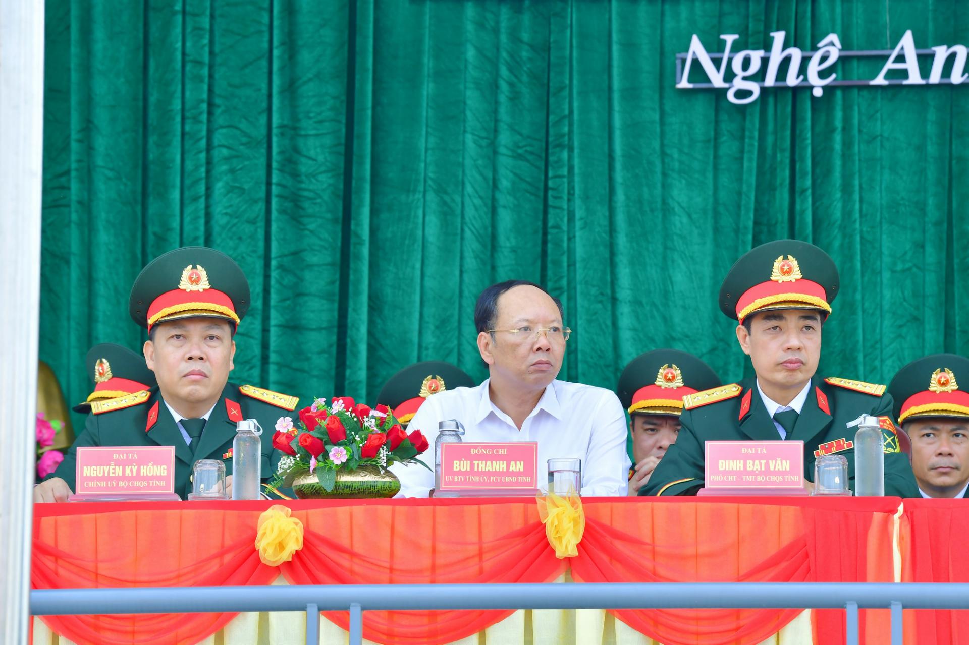 Đồng chí Bùi Thanh An - Ủy viên Ban Thường vụ Tỉnh ủy, Phó Chủ tịch Thường trực UBND tỉnh cùng các đồng chí trong Thường vụ Đảng ủy Bộ Chỉ huy Quân sự tỉnh tham dự Lễ Tuyên thệ chiến sĩ mới năm 2025 tại Trung đoàn 764.