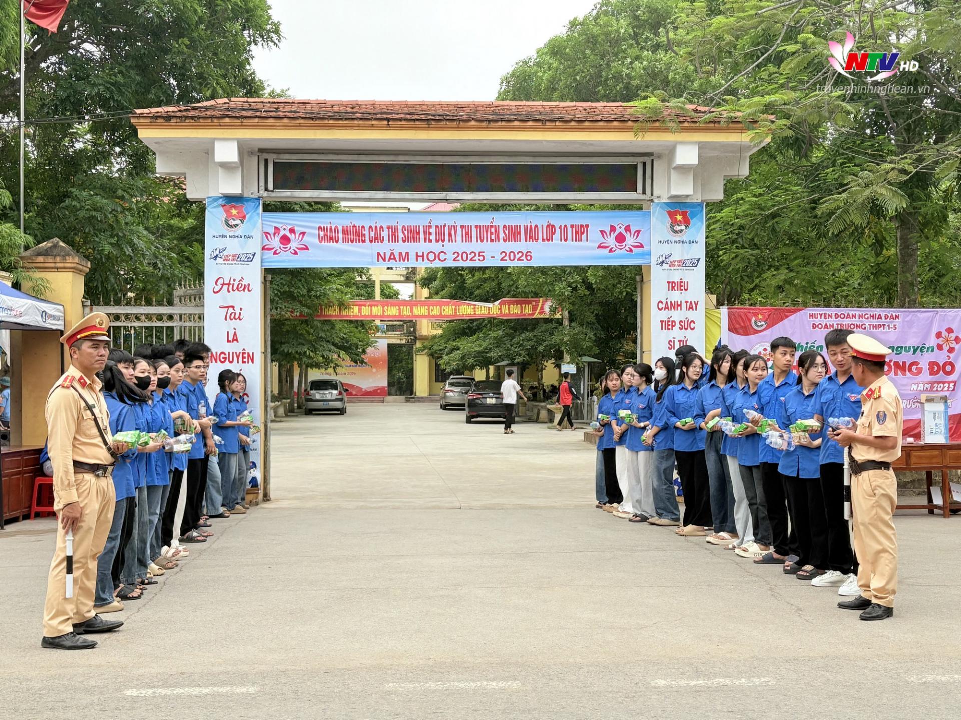 Tổ CSGT địa bàn huyện Nghĩa Đàn tham gia hoạt động “Tiếp sức mùa thi”.