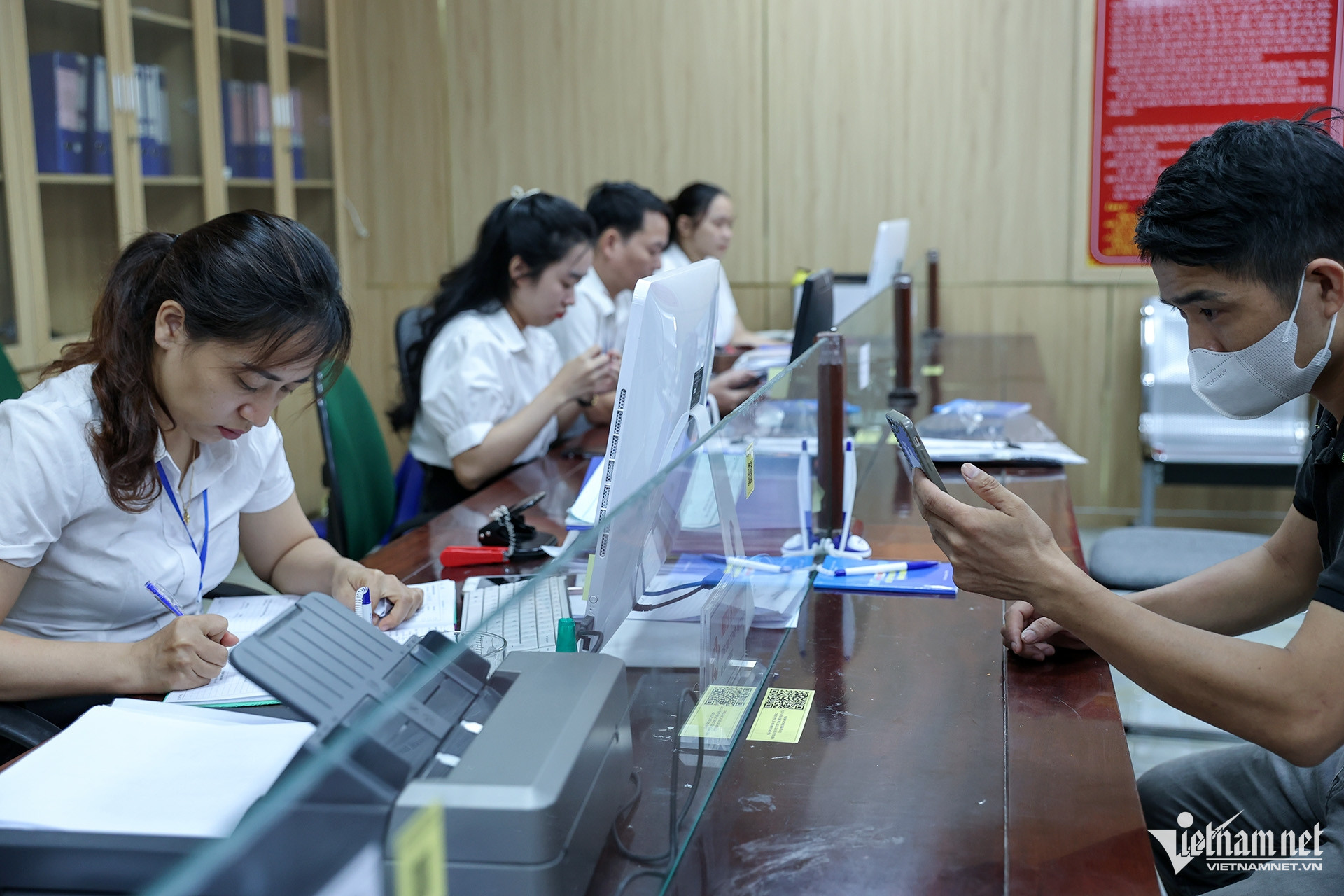 Anh được bổ nhiệm vào chức vụ trưởng thì sẽ hưởng lương của vụ trưởng, không còn phải ngạch nọ, ngạch kia. Ảnh minh họa: Lê Anh Dũng
Trong giai đoạn tới, chúng ta sẽ phải chuyển đổi, coi vị trí việc làm là trung tâm, ngạch chỉ là một bộ phận thôi.