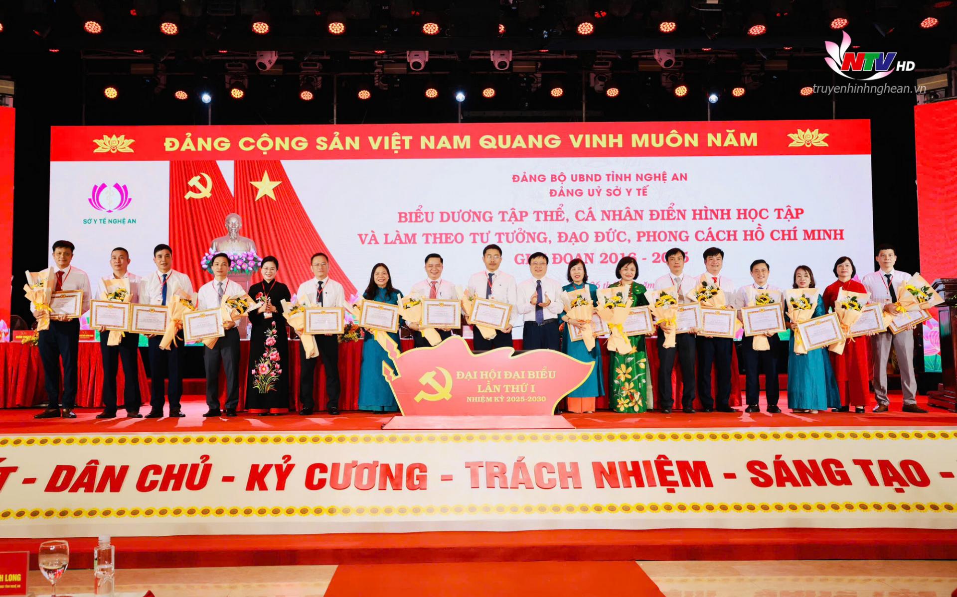 Biểu dương các tập thể, cá nhân điển hình trong tổng kết 10 năm thực hiện Chỉ thị số 05 của Bộ Chính trị và đẩy mạnh học tập và làm theo tư tưởng, đạo đức, phong cách Hồ Chí Minh. 