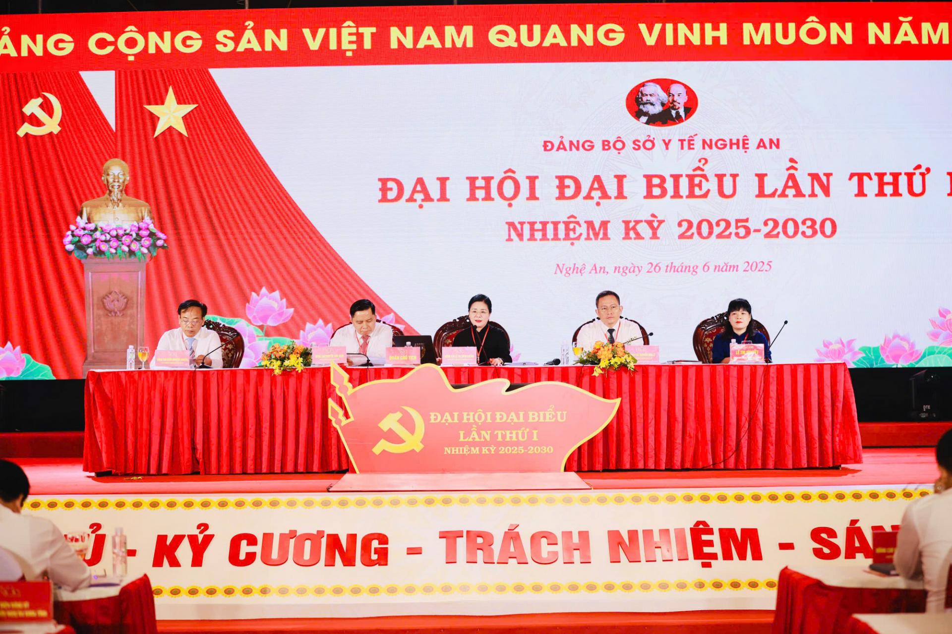 Các đồng chí trong Đoàn Chủ tịch Đại hội.