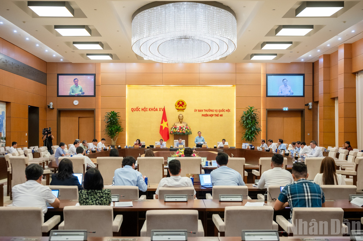 Quang cảnh phiên họp. 