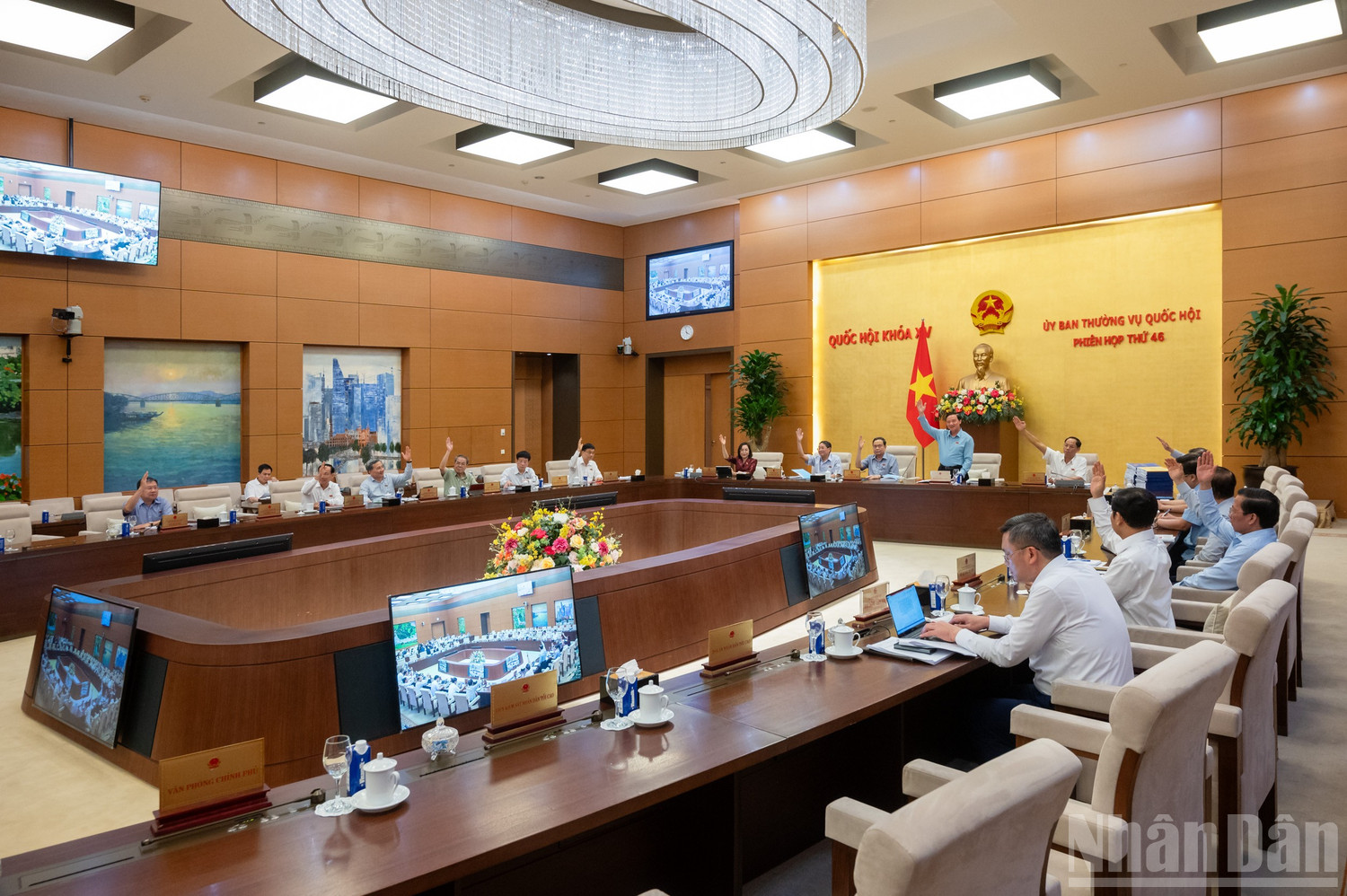 Ủy ban Thường vụ Quốc hội tiến hành biểu quyết.