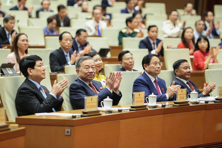 Tổng Bí thư Tổ Lâm, Chủ tịch nước Lương Cường, Thủ tướng Chính phủ Phạm Minh Chính, Thường trực Ban Bí thư Trần Cẩm Tú cùng các vị đại biểu Quốc hội dự phiên bế mạc kỳ họp thứ 9 Quốc hội khóa XV sáng 27/6