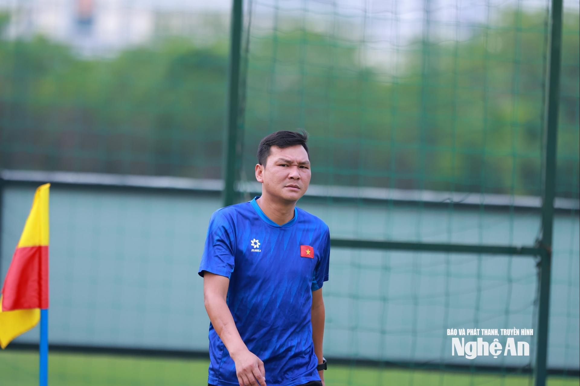 Trợ lý huấn luyện viên Nguyễn Hồng Việt. Ảnh: Hải Hoàng