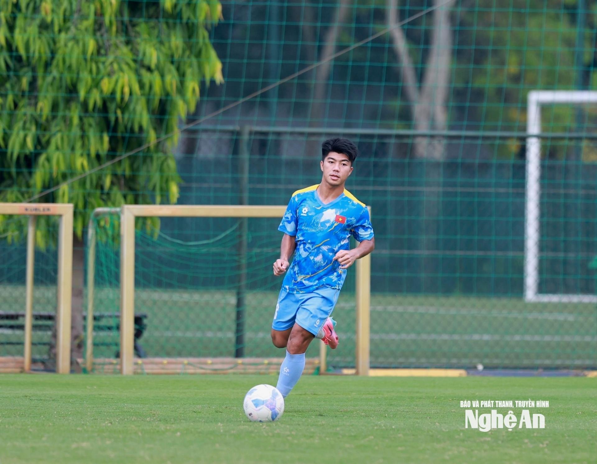 Không sở hữu chiều cao quá nổi bật, nhưng Tấn Minh bù lại bằng lối chơi máu lửa, khả năng tranh chấp mạnh mẽ. Ảnh: Hải Hoàng