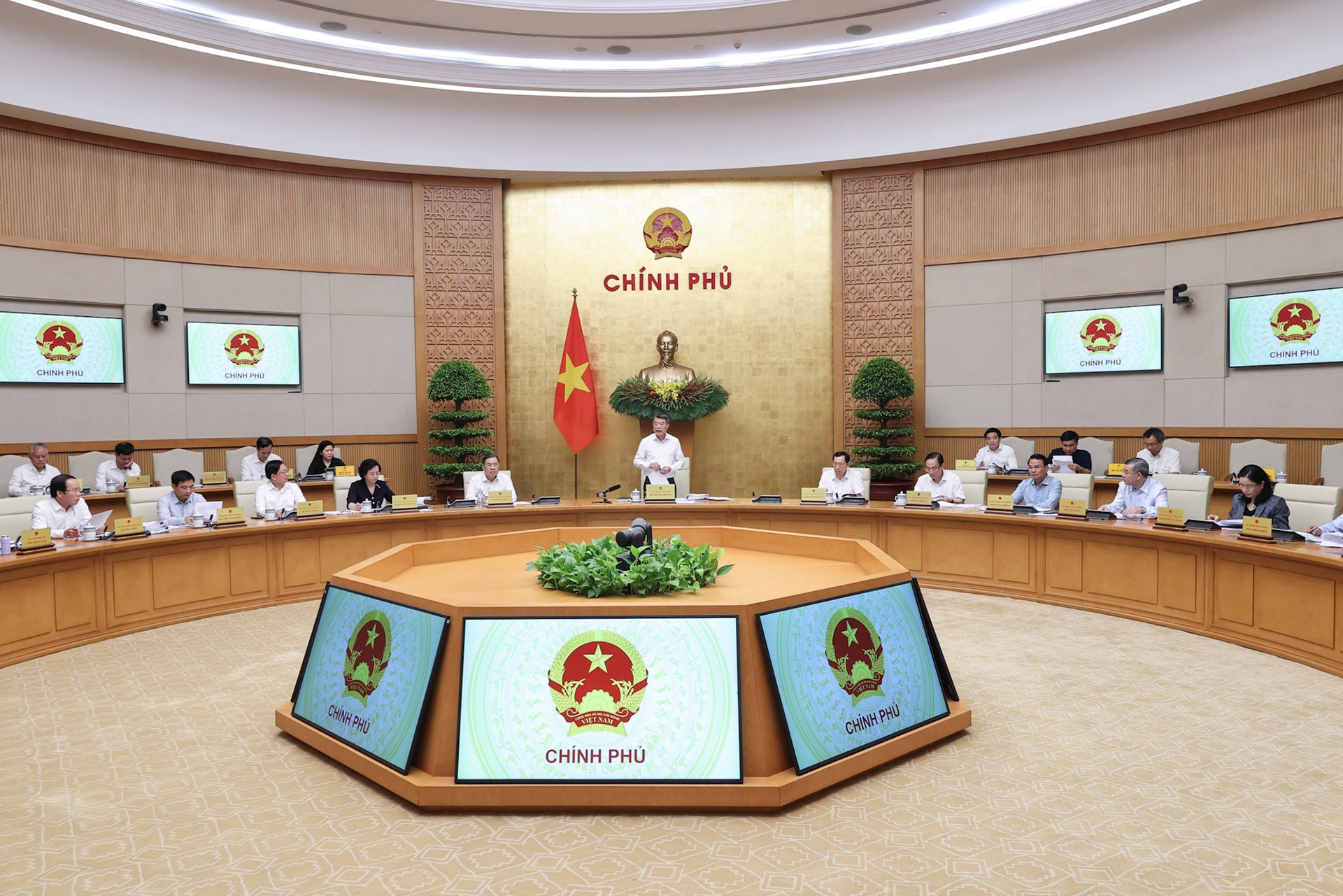 Phiên họp Chính phủ thường kỳ tháng 5. Ảnh: Nhật Bắc