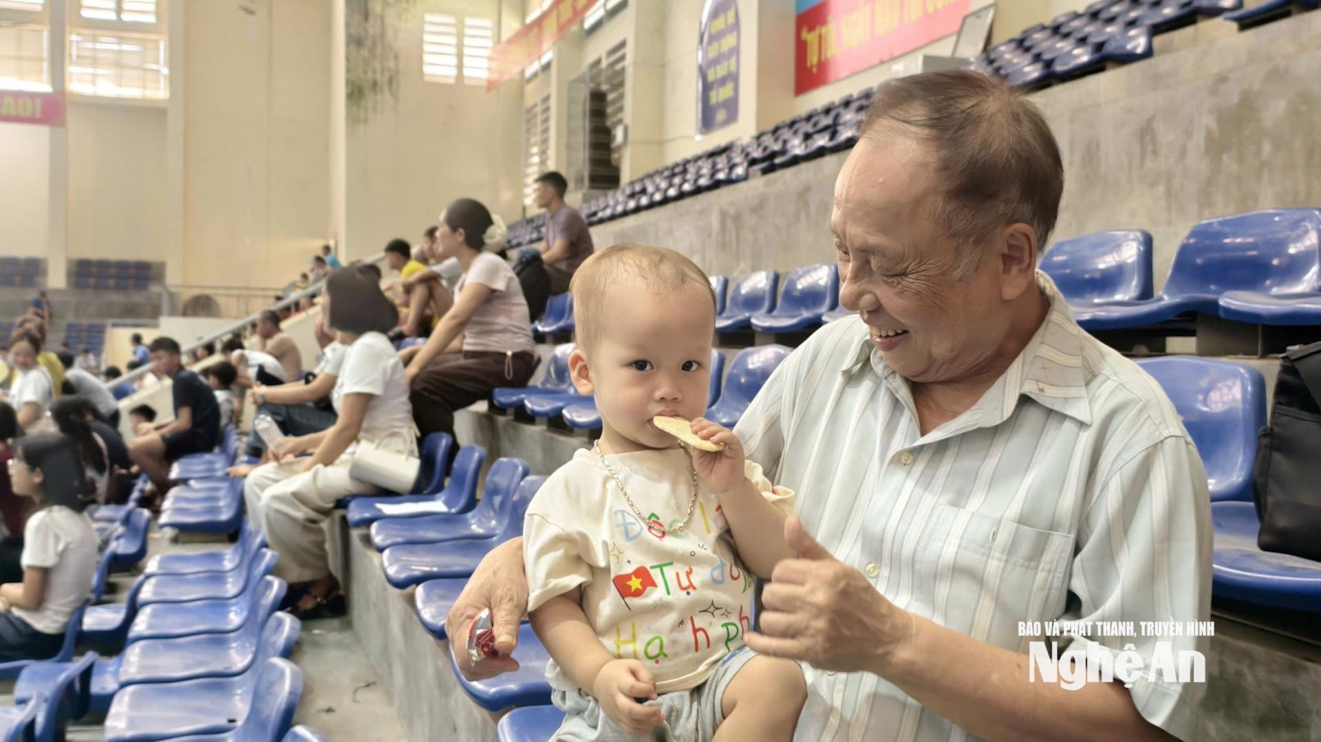 Ông Nguyễn Sắc Thân theo dõi Giải Bóng đá Thiếu niên - Nhi đồng Cúp Báo và phát thanh, truyền hình Nghệ An từ nhiều năm nay. Ảnh: Diệp Thanh