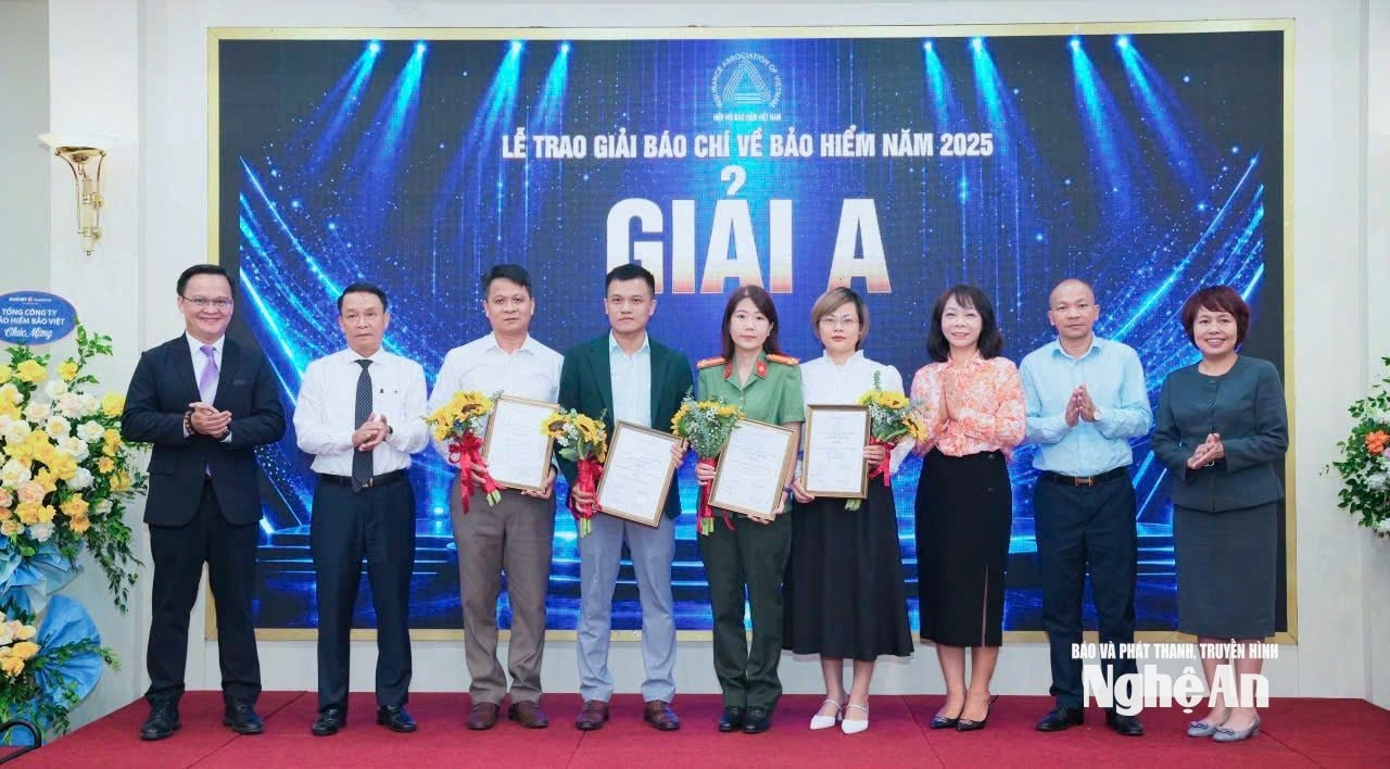 Ban tổ chức trao 4 giải A cho các tác giả, nhóm tác giả. Ảnh: XH
