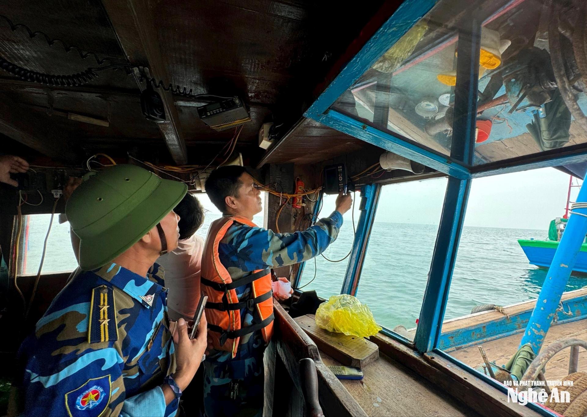 Lực lượng kiểm ngư thuộc đoàn liên ngành kiểm tra thiết bị VMS trên tàu cá của ngư dân đang đánh bắt trên biển. Ảnh: Nguyễn Hải