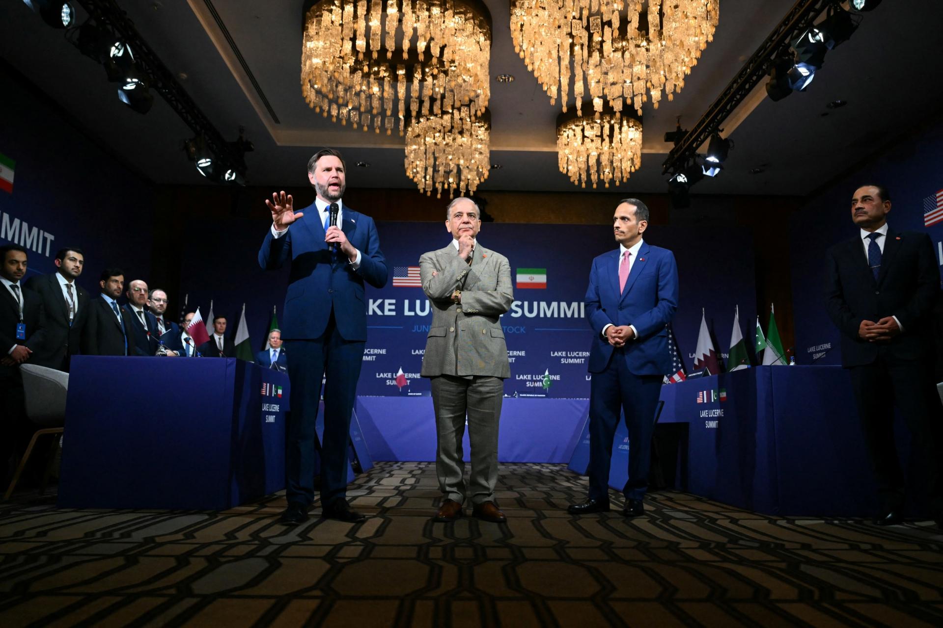 Phó Tổng thống Mỹ J.D. Vance phát biểu tại cuộc đàm phán 4 bên (Mỹ, Iran, Pakistan và Qatar) về hòa bình Trung Đông tại khu nghỉ dưỡng Burgenstock (Thụy Sĩ) ngày 21/6. Ảnh: AFP