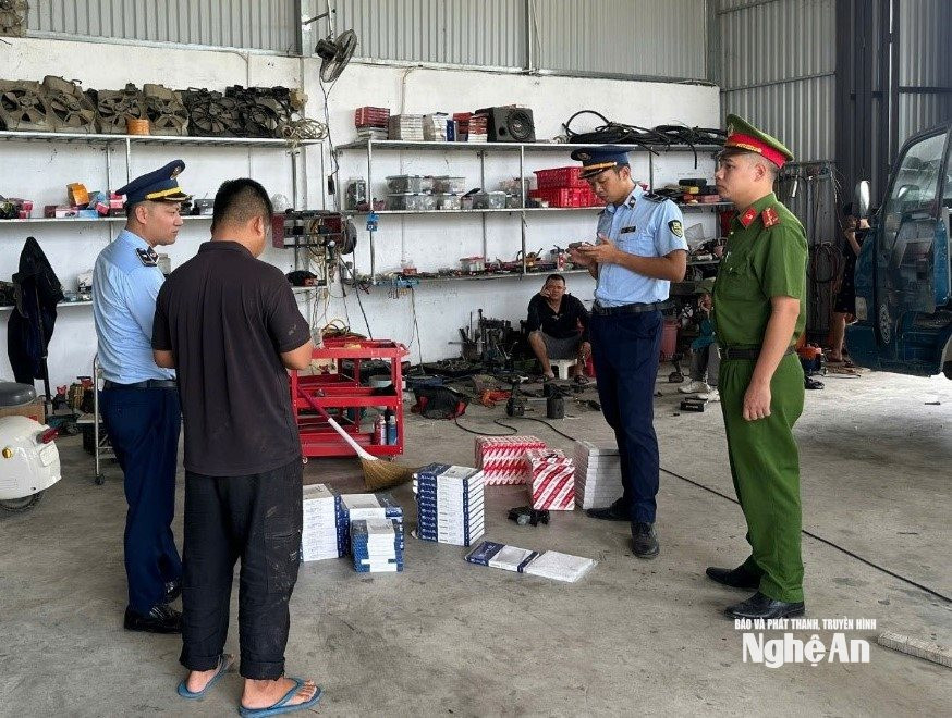 Kiểm tra hộ kinh doanh Garage Kiên Điện tại xã Đô Lương. Ảnh: PV
