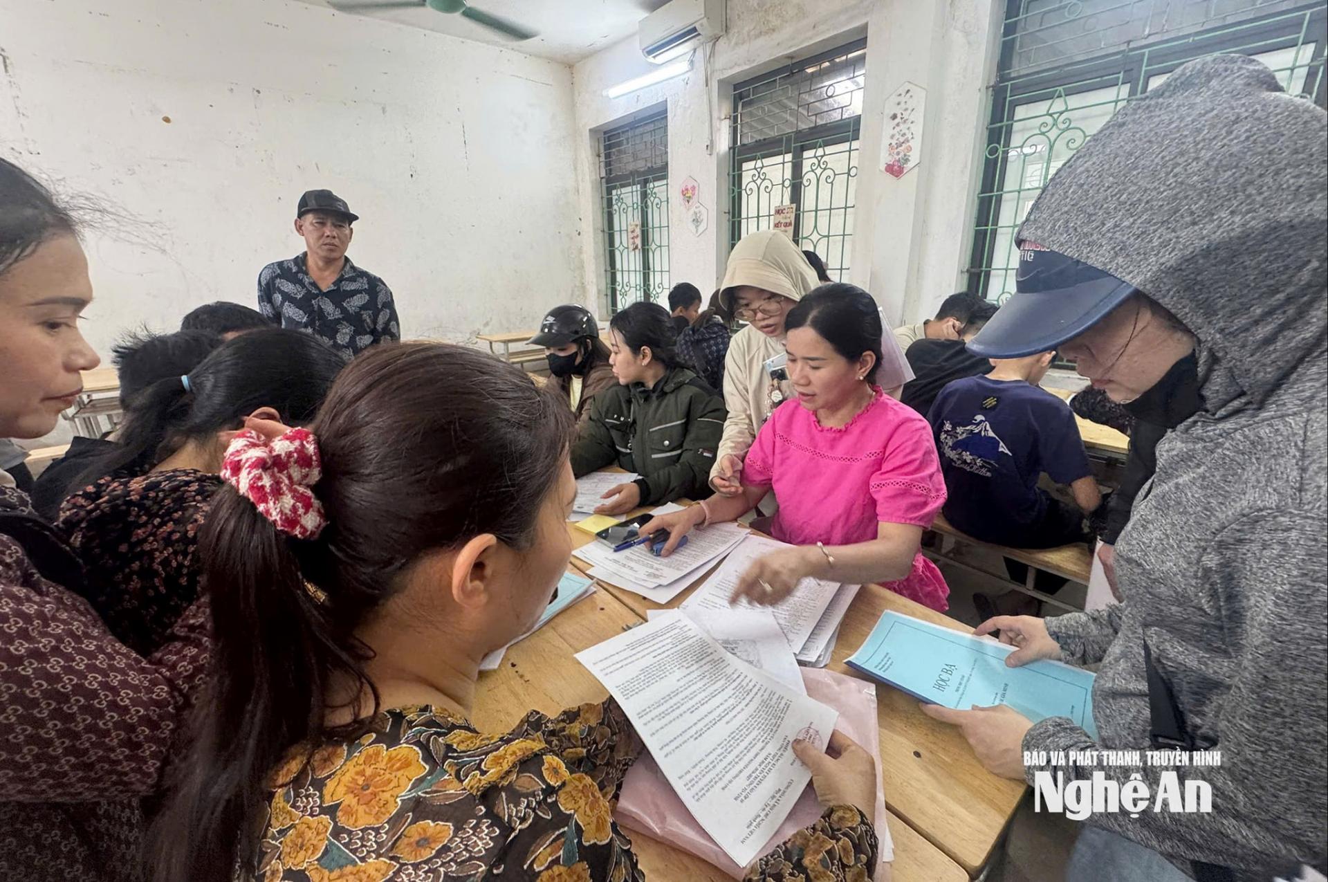 Phụ huynh đến đăng ký nhập học tại Trường THPT Nguyễn Trường Tộ. Ảnh: Mỹ Hà