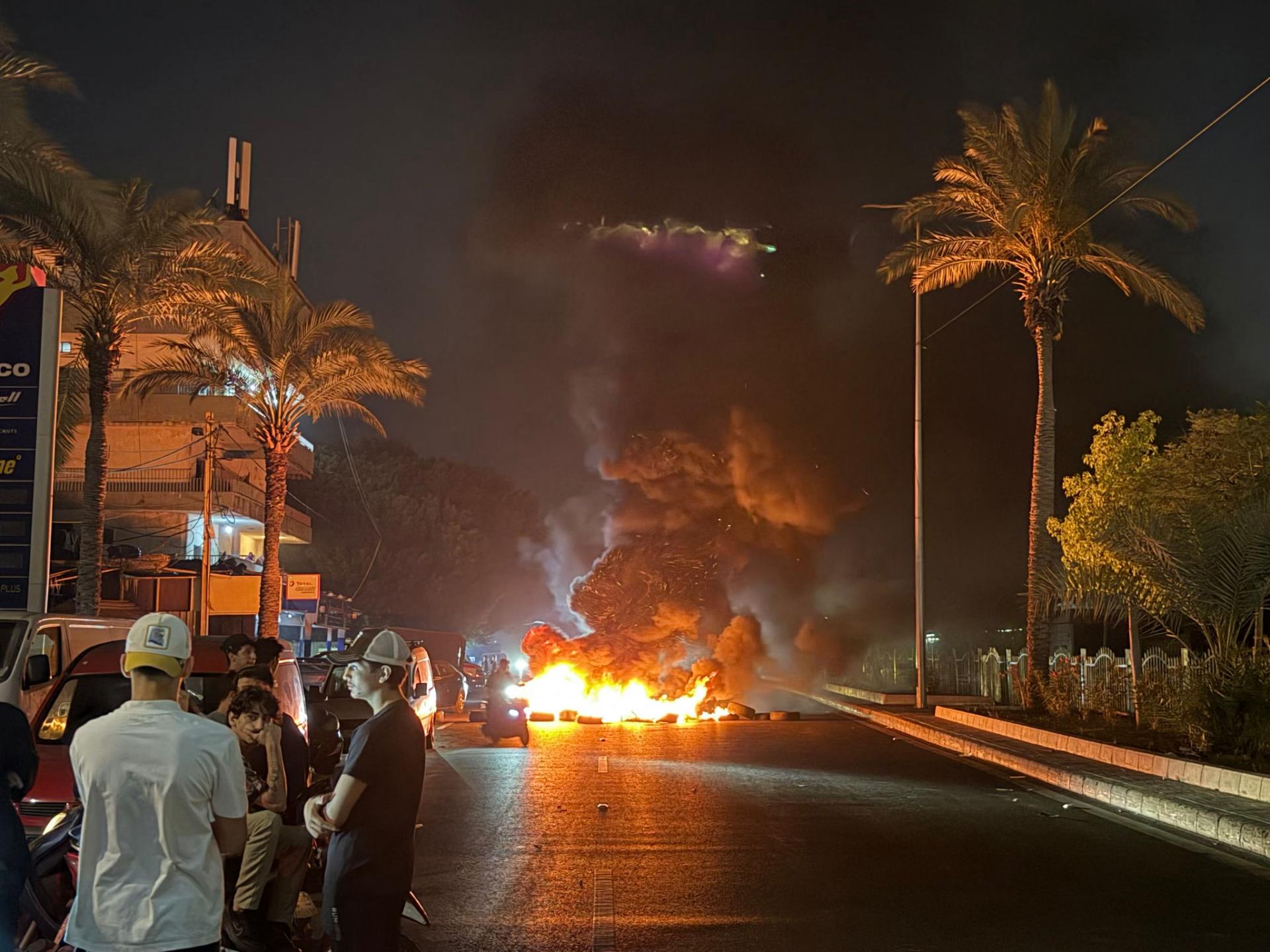Lực lượng ủng hộ Hezbollah đốt lốp xe phản đối thỏa thuận ba bên Mỹ - Israel - Lebanon tại ngoại ô thủ đô Beirut, ngày 27/6. Ảnh: AFP