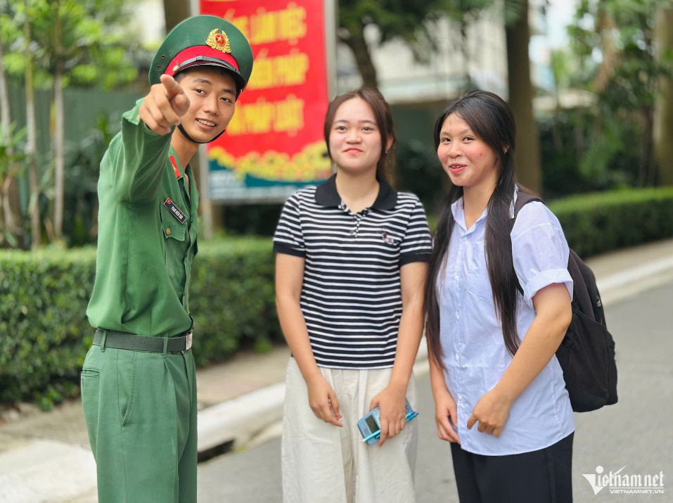 Thí sinh dự thi tại điểm thi Học viện Kỹ thuật Quân sự. Ảnh: Thúy Nga