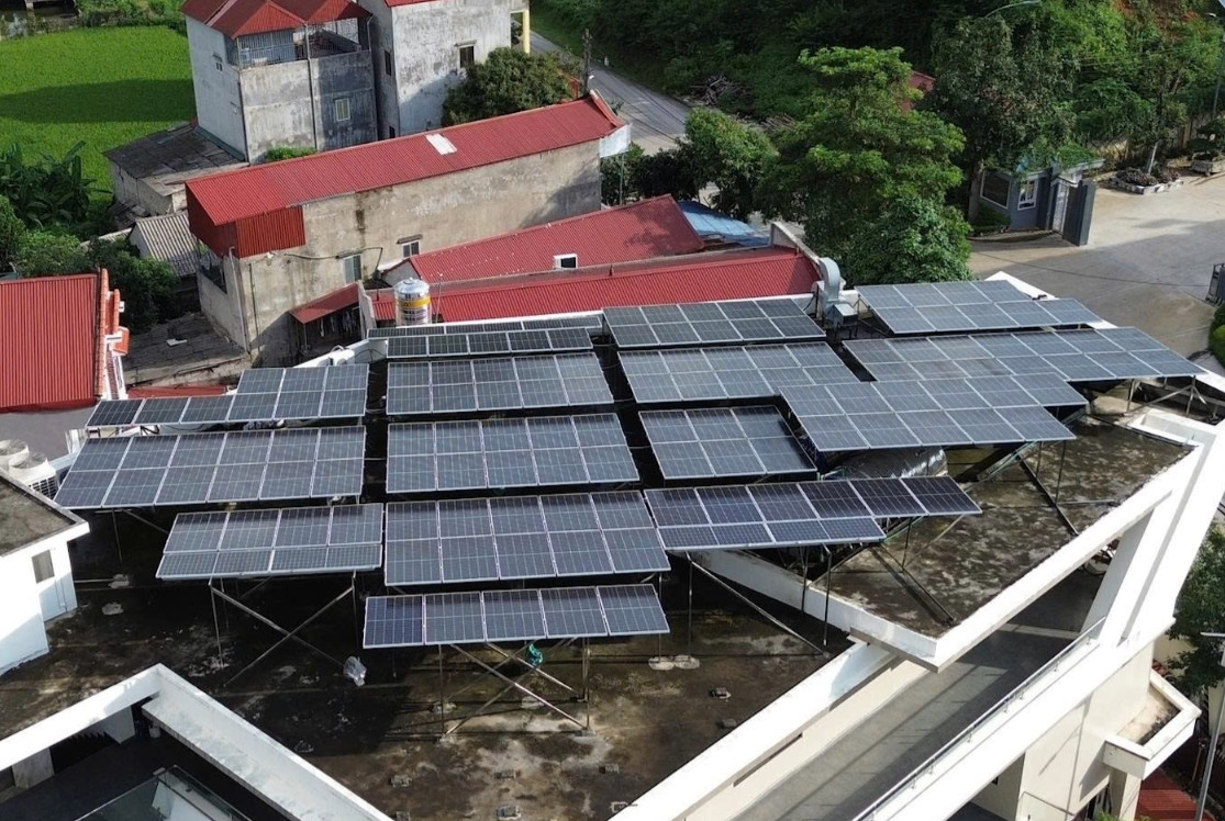 Khi thời tiết quá nắng nóng, nhiệt độ của tấm pin tăng cao sẽ làm giảm hiệu suất chuyển đổi điện năng. Ảnh: Phương Anh