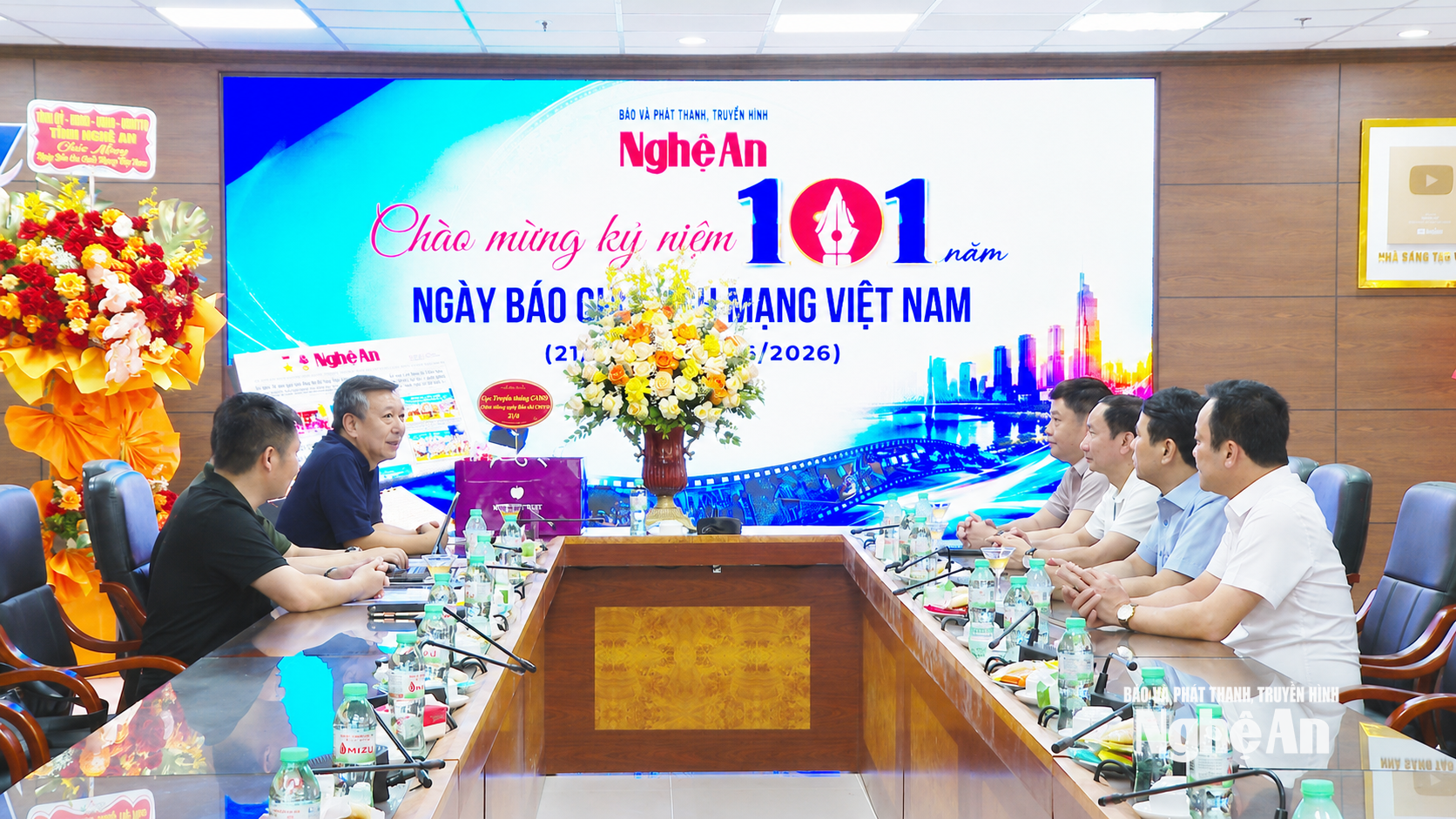 Đoàn công tác Cục Truyền thông Công an nhân dân thăm, chúc mừng và trao đổi hợp tác với Báo và phát thanh, truyền hình Nghệ An. Ảnh: Bùi Thọ