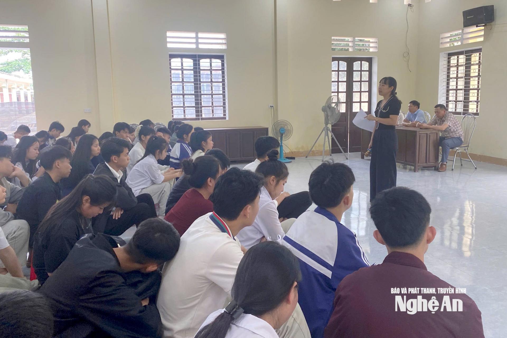 Một buổi tư vấn tuyển sinh của Trung tâm GDNN - GDTX Vinh. Ảnh: Mỹ Hà