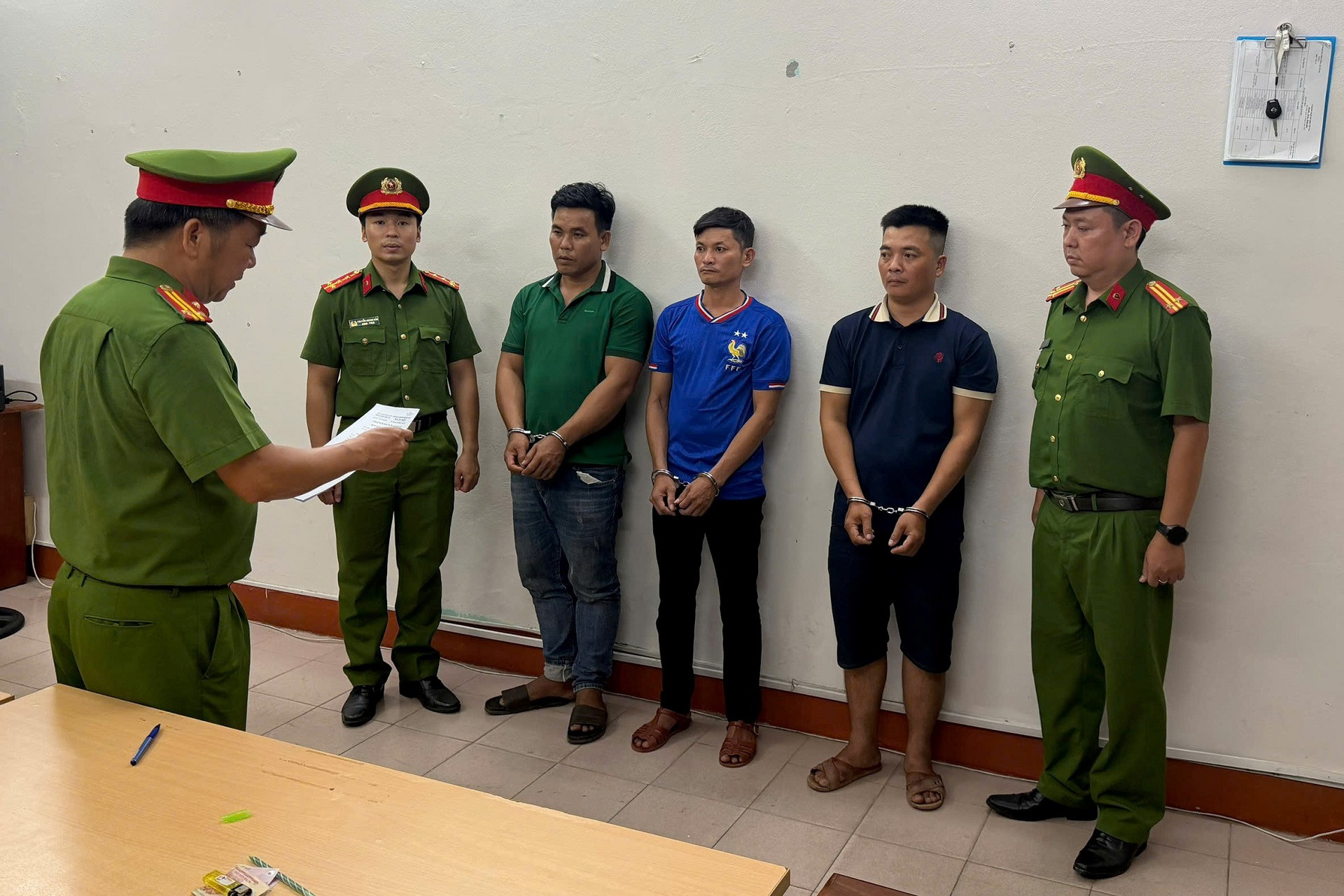 Ba đối tượng bị tạm giữ hình sự. Ảnh: Thành Anh