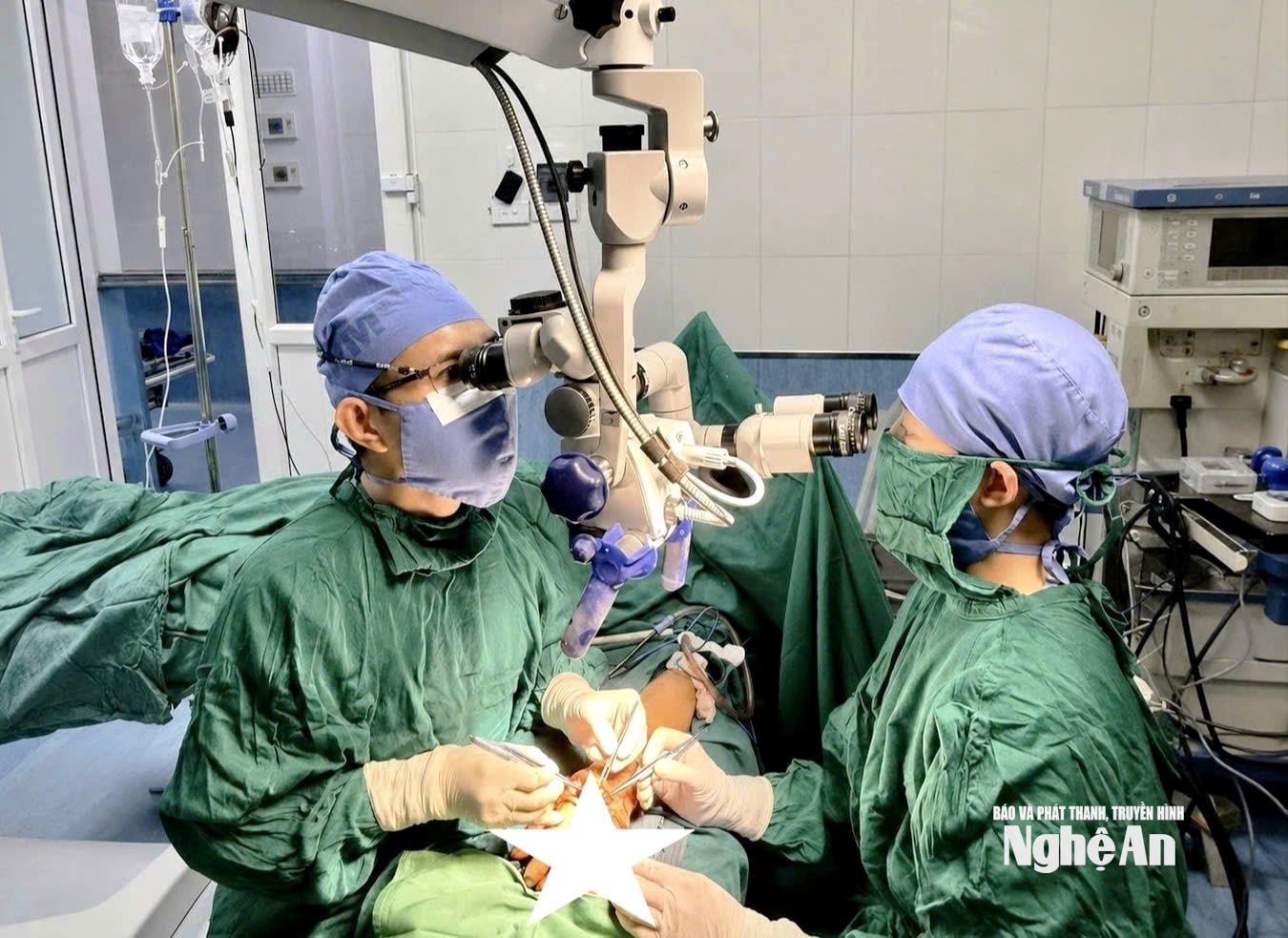 Ê-kíp các bác sĩ Bệnh viện Chấn thương - Chỉnh hình Nghệ An thực hiện kỹ thuật chuyển vạt SCIP tự do tạo hình bàn tay. Ảnh: Đậu Huyền