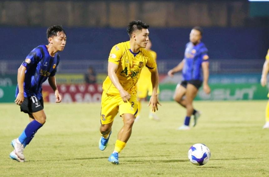 Vương Văn Huy chơi ổn định bên hành lang cánh của SLNA. Ảnh: Đức Anh