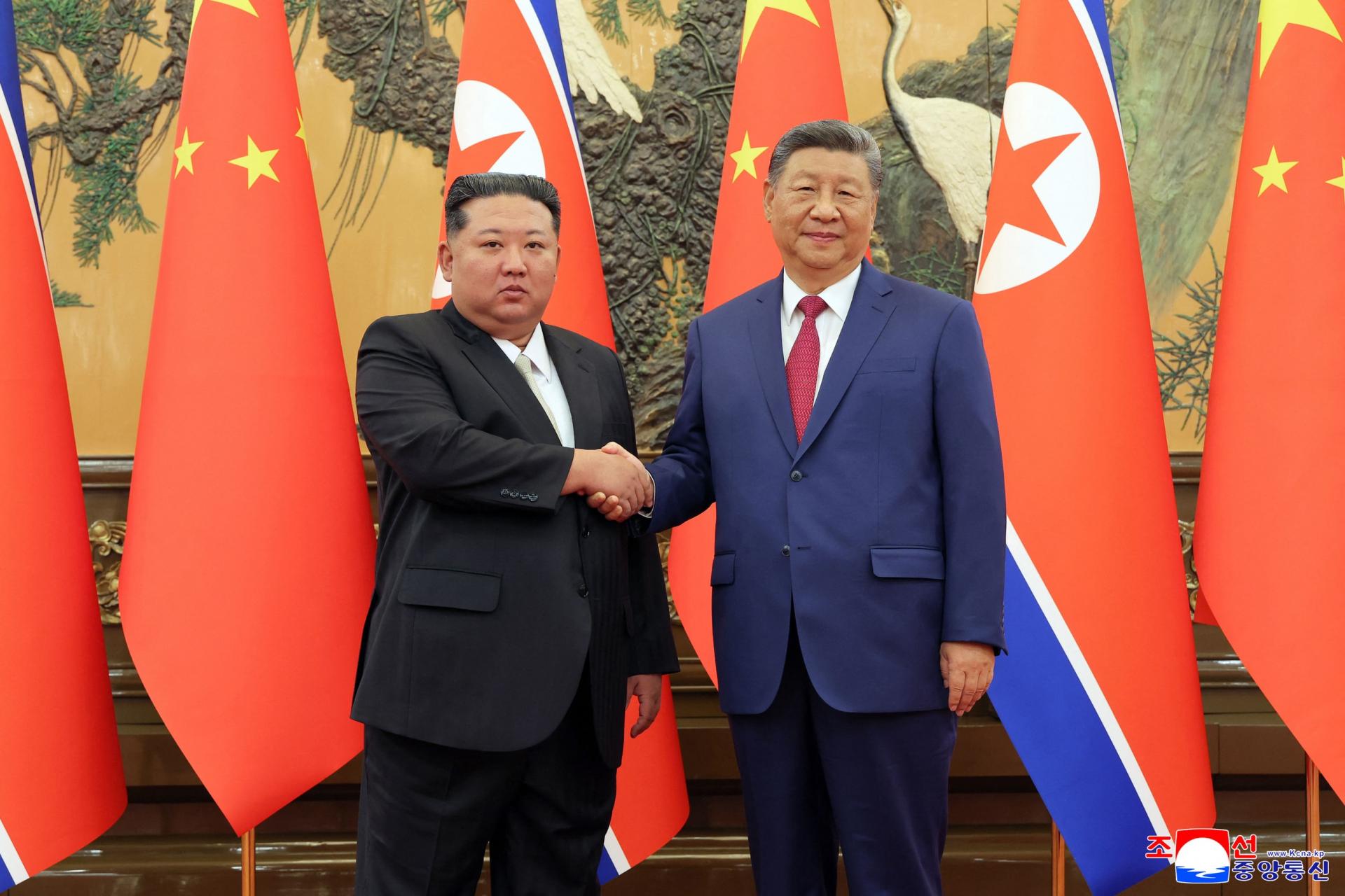 Nhà lãnh đạo Triều Tiên Kim Jong-un (trái) bắt tay Chủ tịch Trung Quốc Tập Cận Bình tại Bắc Kinh, ngày 4/9/2025. Ảnh: KCNA/AFP