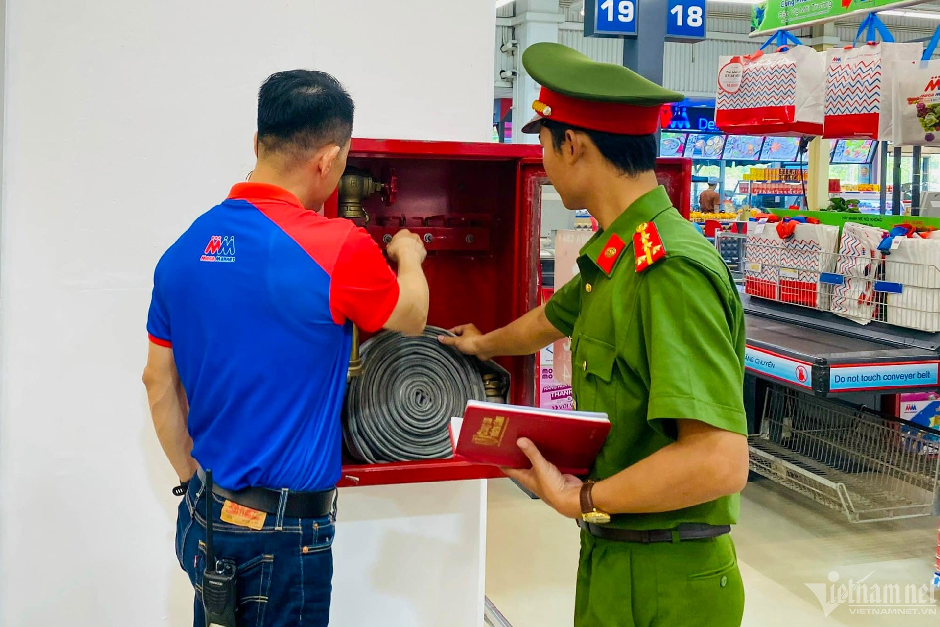 Công an Đà Nẵng kiểm tra PCCC tại các cơ sở kinh doanh. Ảnh: G.X