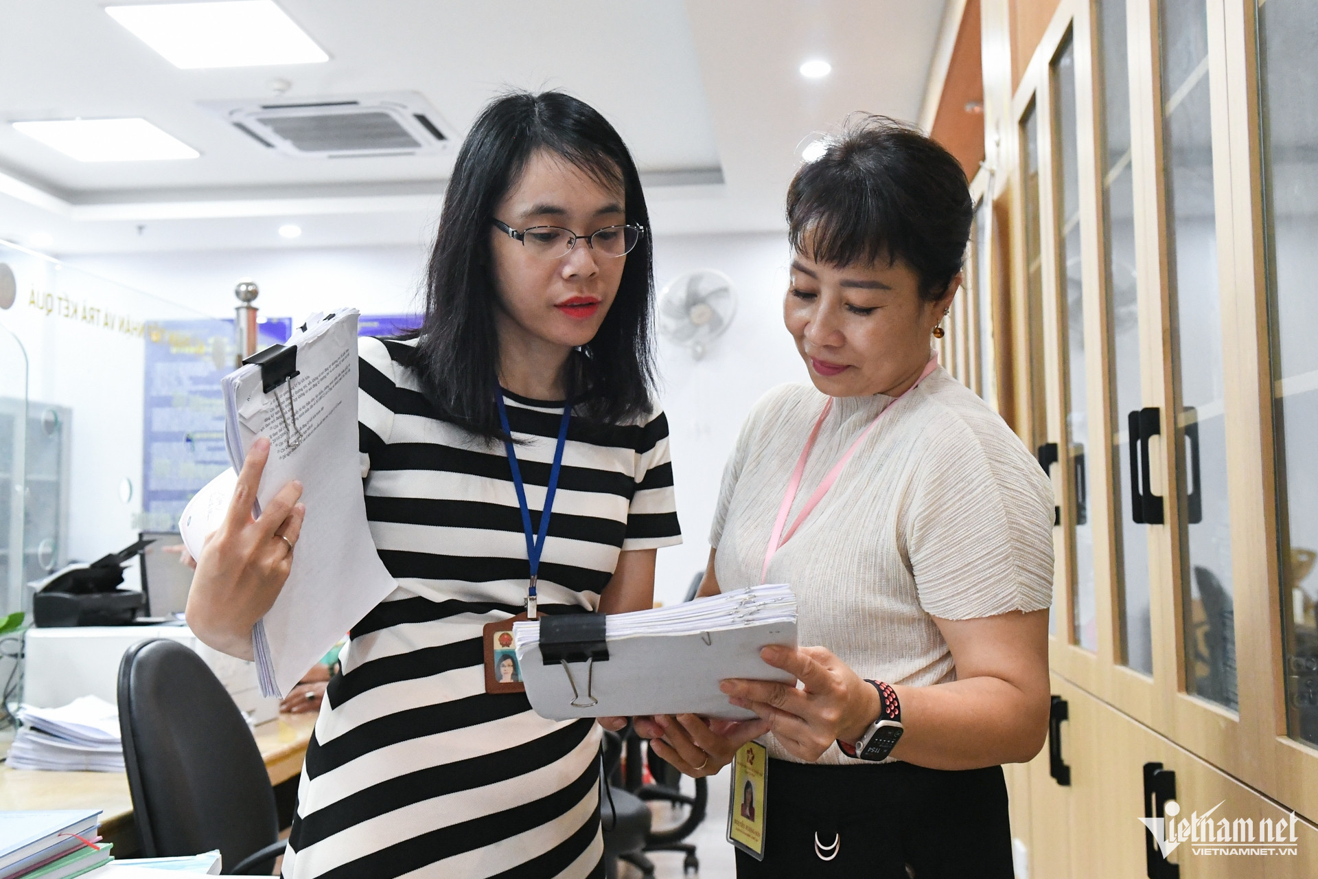 Cán bộ ở xã, phường phải xử lý cùng lúc nhiều mảng. Ảnh: Thạch Thảo