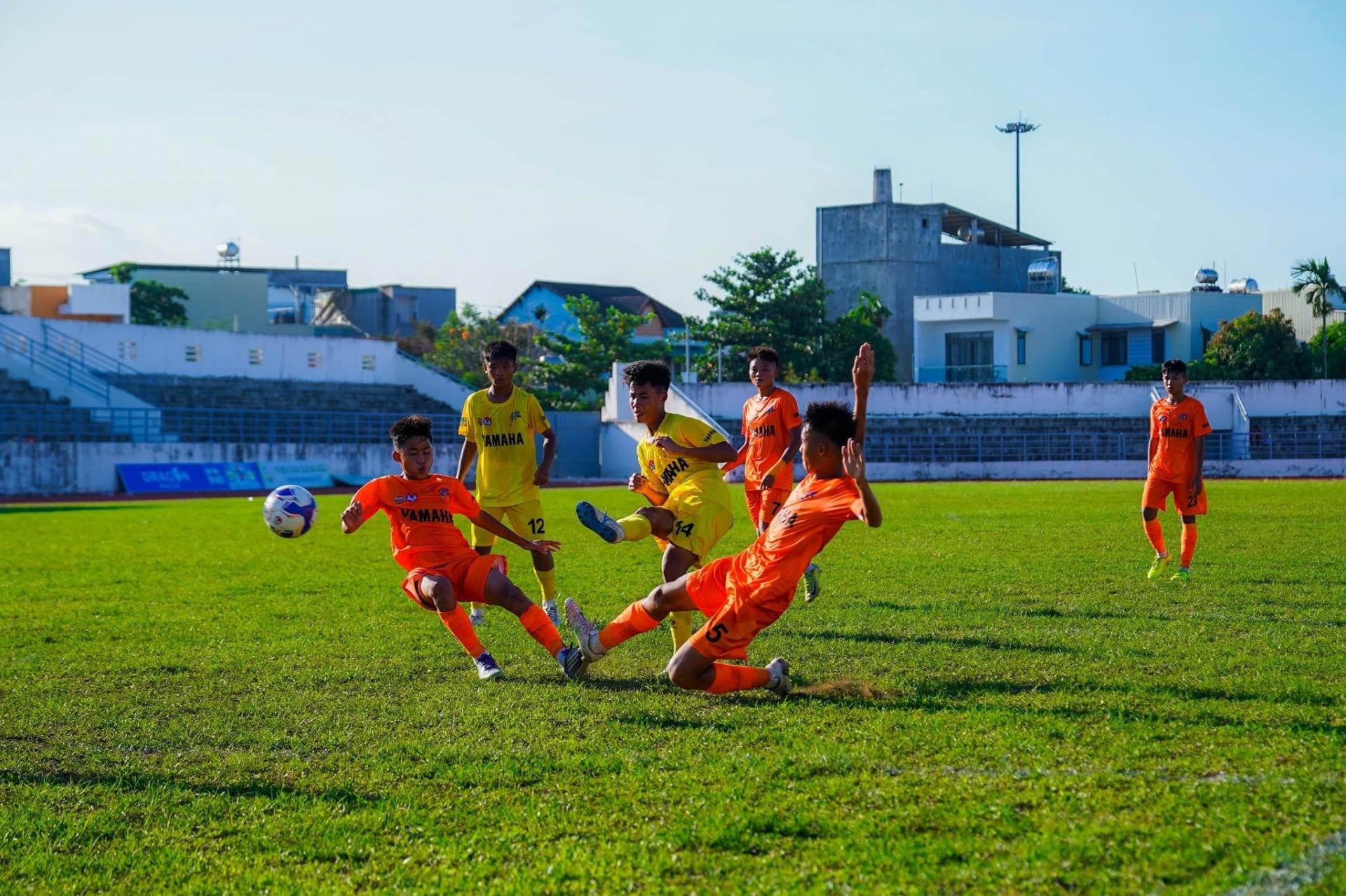Các cầu thủ U13 SLNA đã thể hiện được sự nhuần nhuyễn, đa dạng trong lối chơi. Ảnh: SLNA