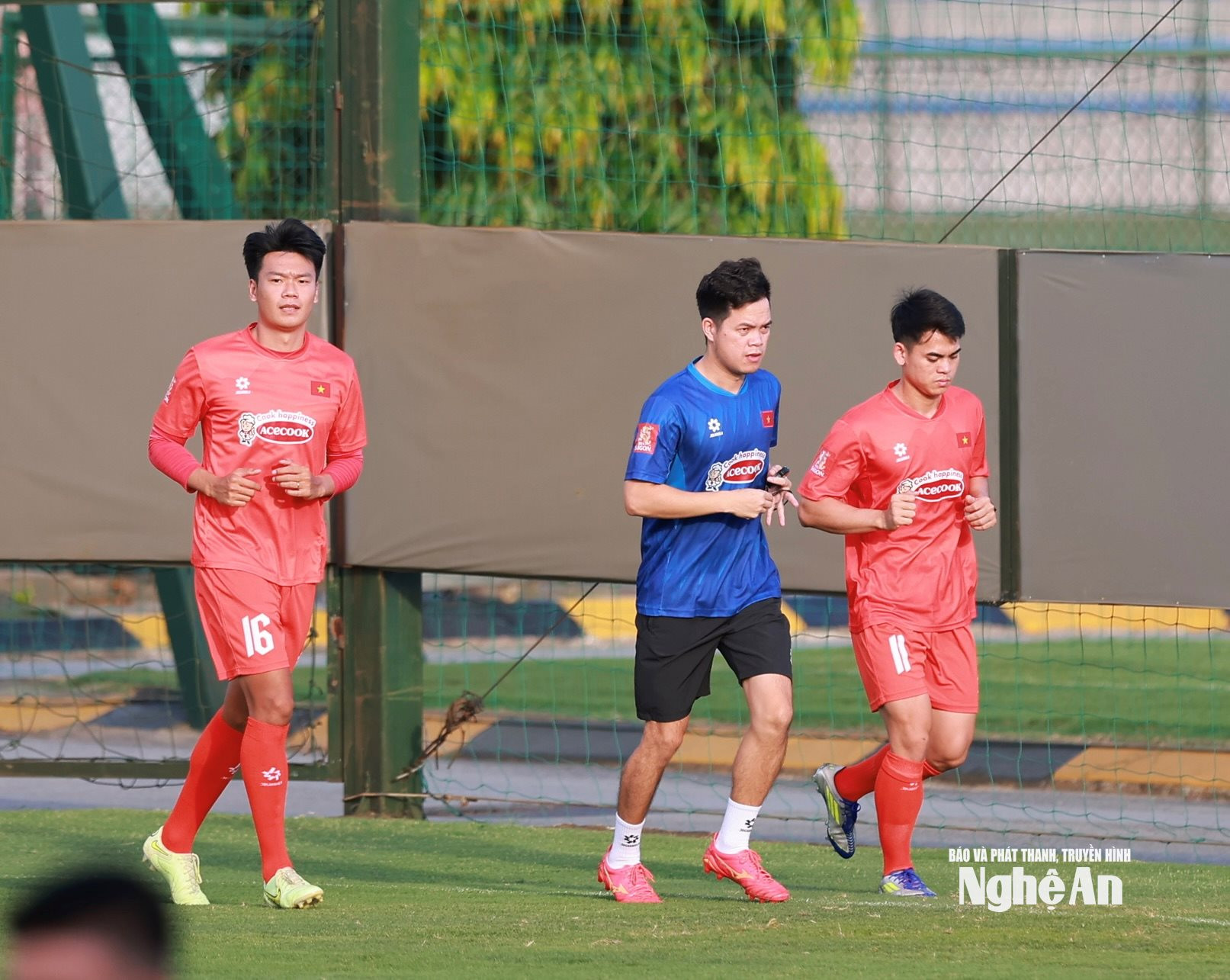 Trung vệ Nguyễn Thành Chung và tiền vệ Khuất Văn Khang cũng tiếp tục phải tập riêng cùng bác sĩ. Ảnh: Hải Hoàng