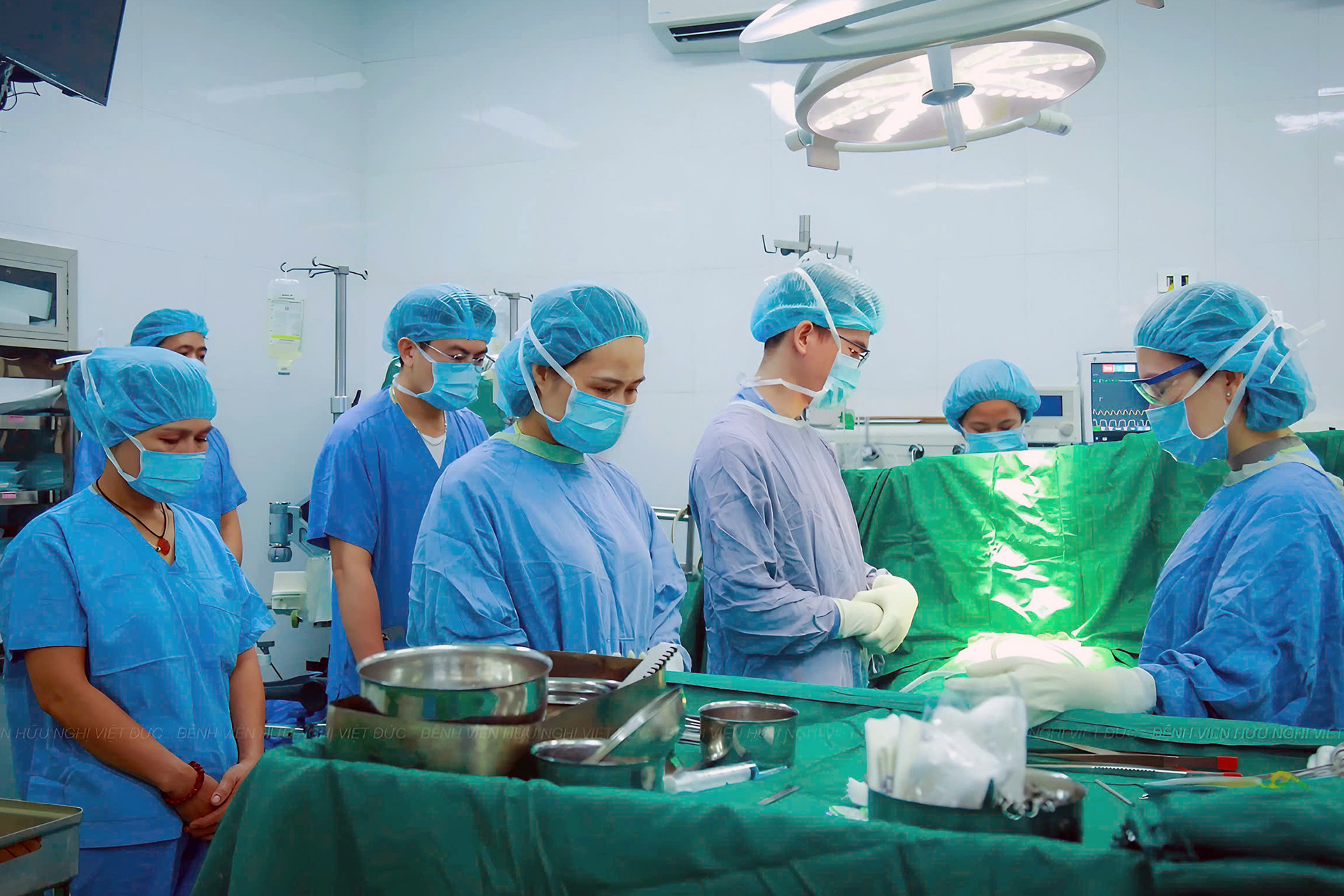 Giây phút các y bác sĩ Bệnh viện Hữu nghị Việt Đức cúi đầu tri ân người hiến tạng đã gieo mầm sự sống. Ảnh: BVCC