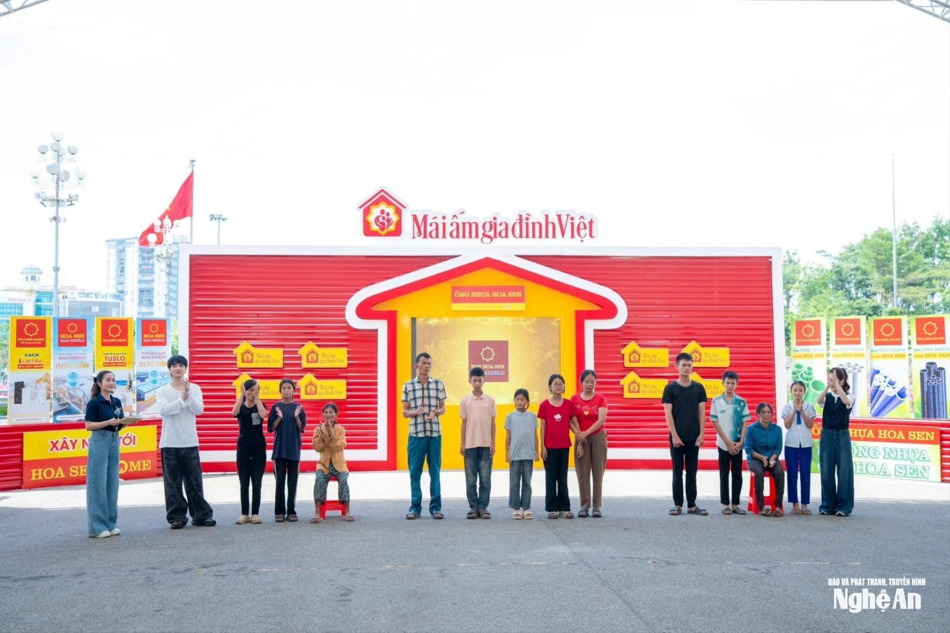 Các gia đình có hoàn cảnh đặc biệt khó khăn xuất hiện trong buổi ghi hình chương trình Mái ấm gia đình Việt.