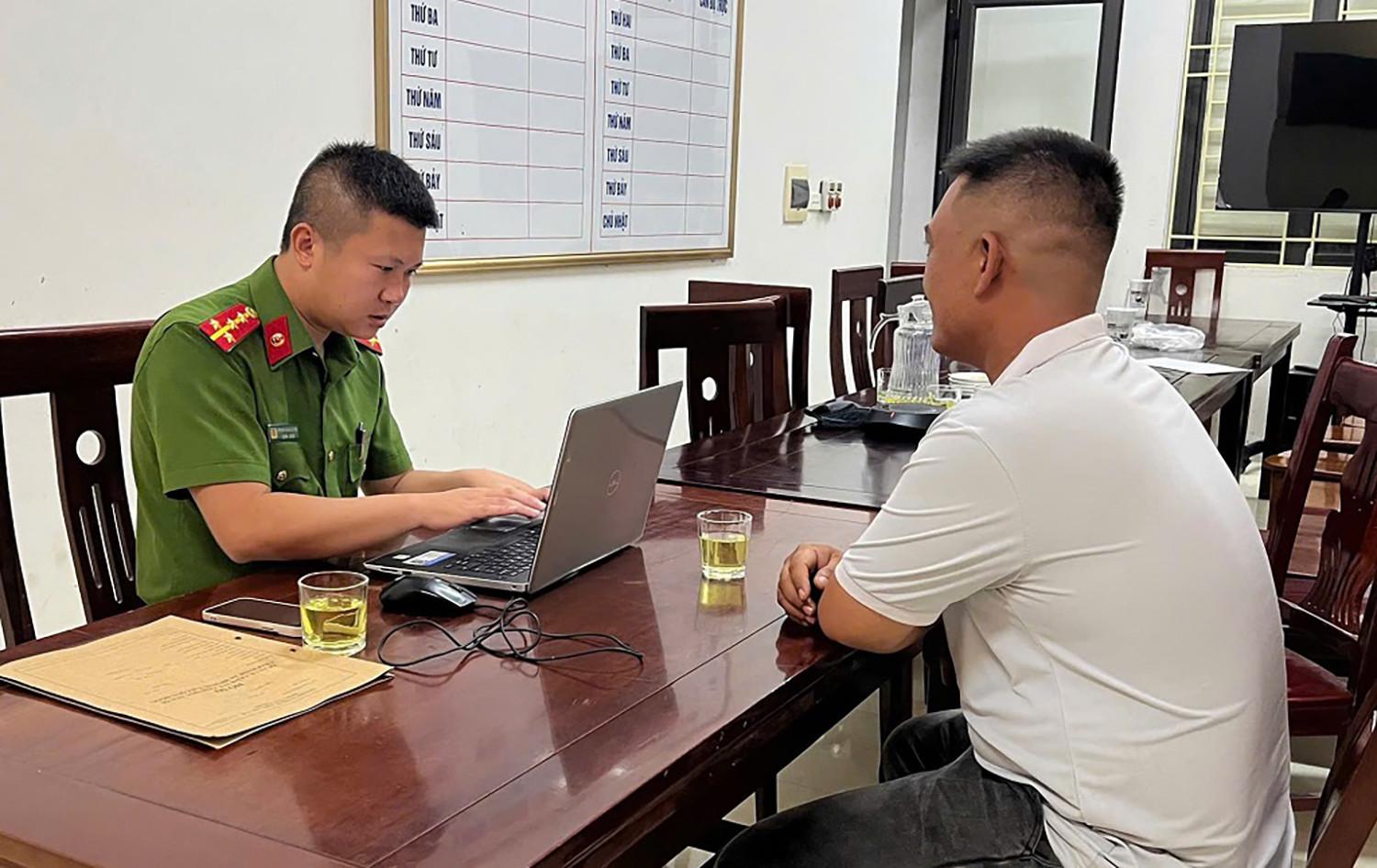Công an xã Quỳnh Anh làm việc với anh Đ. Ảnh: Công an Nghệ An