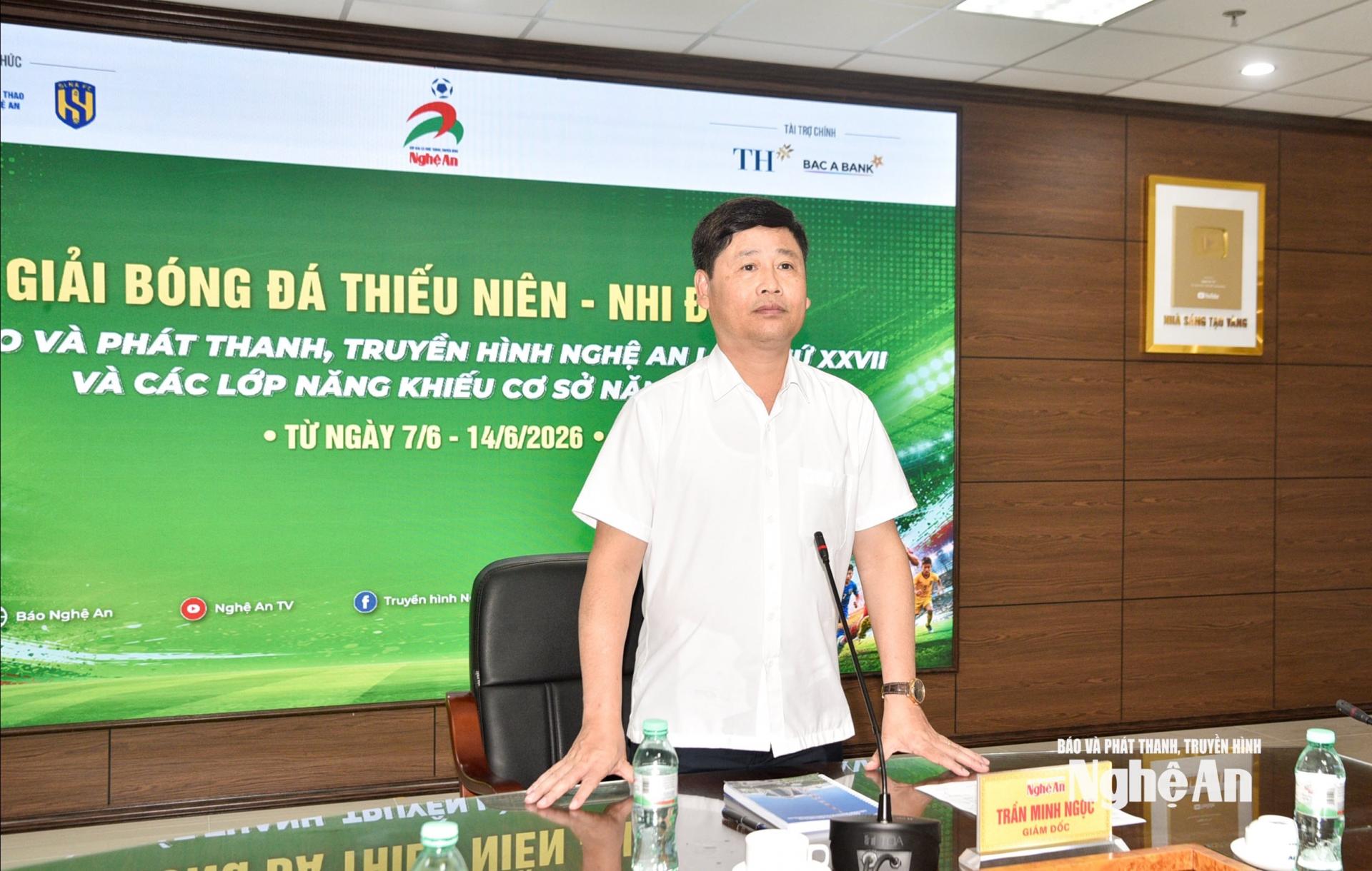 Đồng chí Trần Minh Ngọc - Ủy viên Ban Chấp hành Đảng bộ tỉnh, Giám đốc Báo và phát thanh, truyền hình Nghệ An, Trưởng ban Tổ chức giải phát biểu tại cuộc họp. Ảnh: Minh Quân