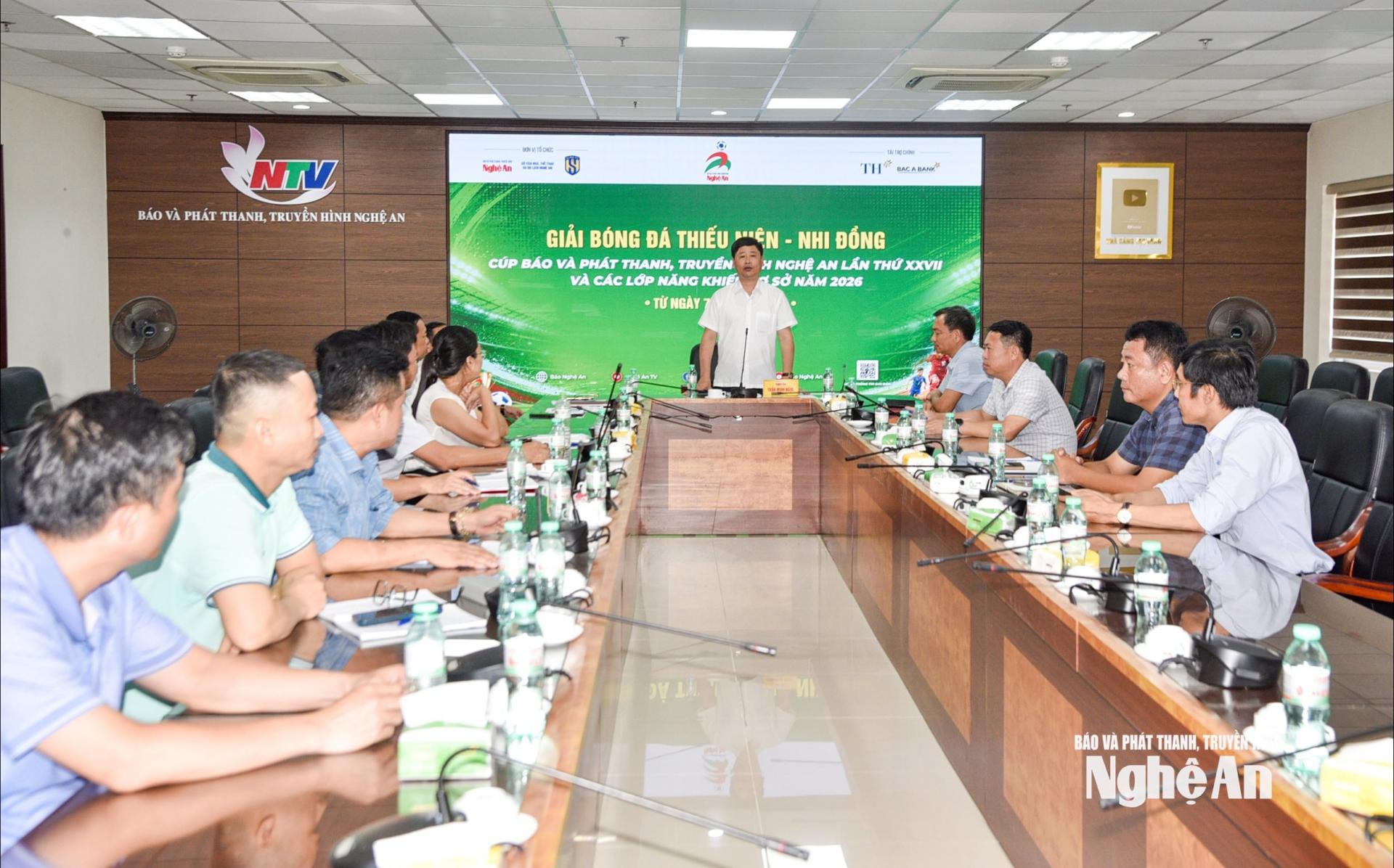 Quang cảnh cuộc họp rà soát công tác chuẩn bị cho Giải Bóng đá Thiếu niên - Nhi đồng Cúp Báo và phát thanh, truyền hình Nghệ An lần thứ 27 và các lớp năng khiếu cơ sở năm 2026. Ảnh: Minh Quân