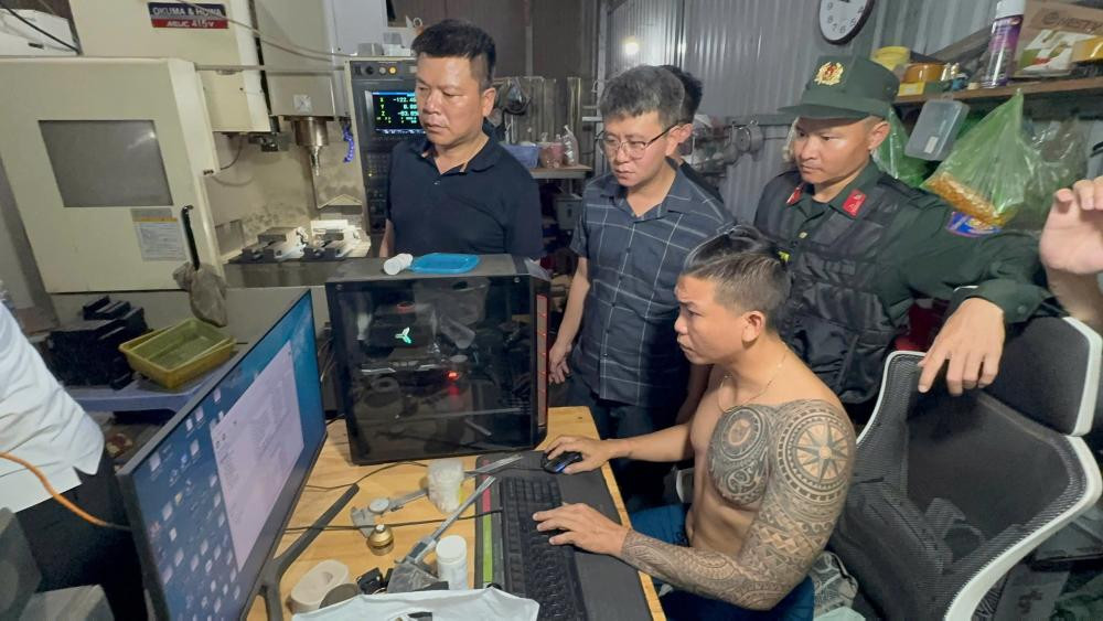Đối tượng Vũ Mạnh Quyết thuê mặt bằng, đầu tư máy móc cơ khí, bí mật sản xuất vũ khí quân dụng. Ảnh: CACC