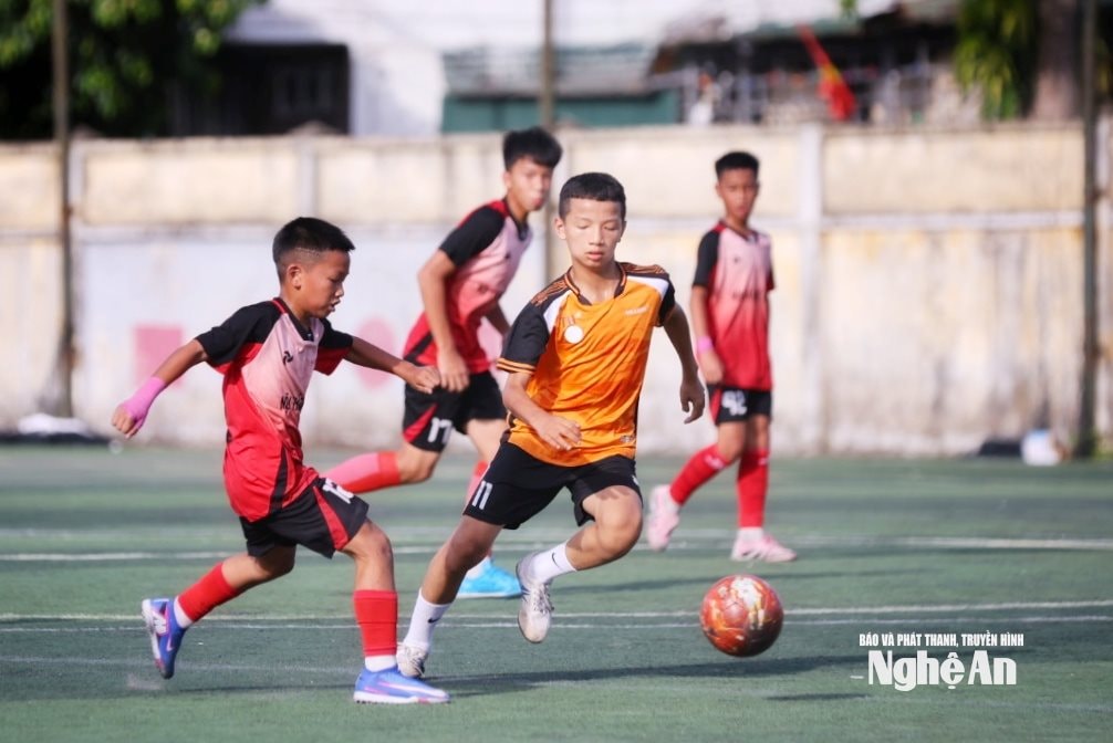 Thiếu niên Vinh Phú nhập cuộc có phần chủ động hơn Hưng Nguyên Nam. Ảnh: Đức Anh