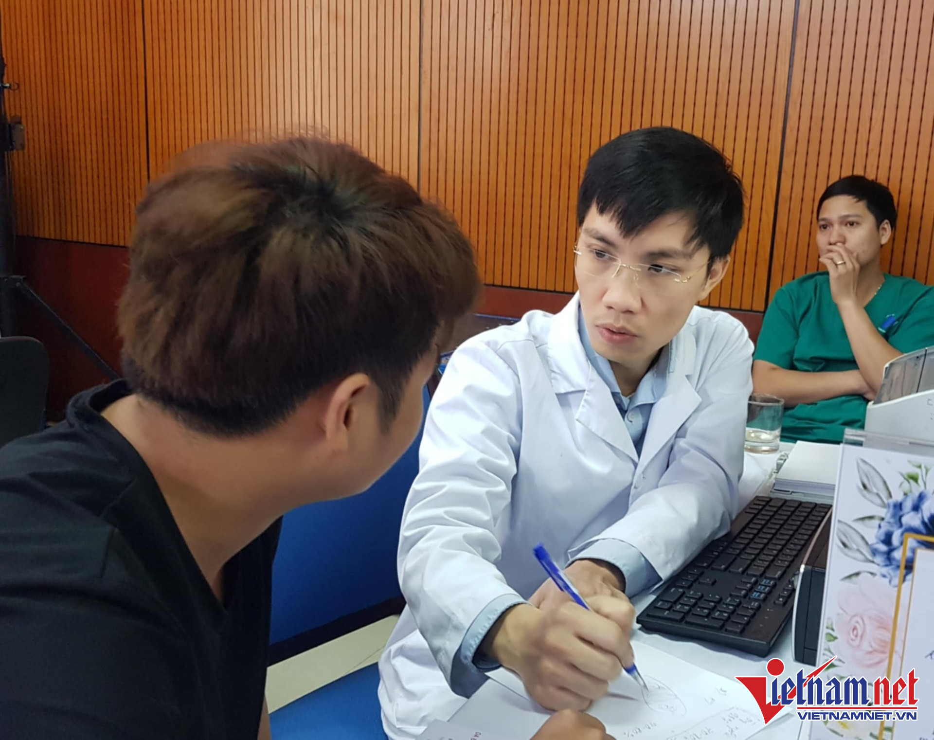 Tư vấn, khám cho bệnh nhân tại Bệnh viện Da liễu Trung ương, bệnh viện cấp chuyên sâu. Ảnh: Võ Thu
