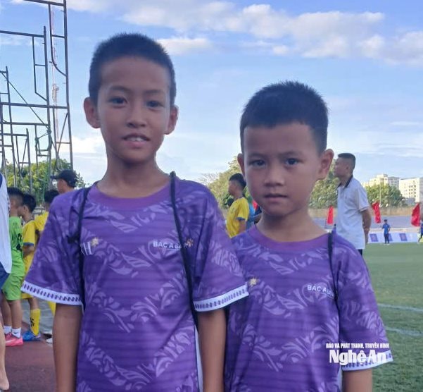 2 cầu thủ nhí Nguyễn Đình Nhật Long và Nguyễn Thành An của Đội Nhi đồng Cửa Lò.