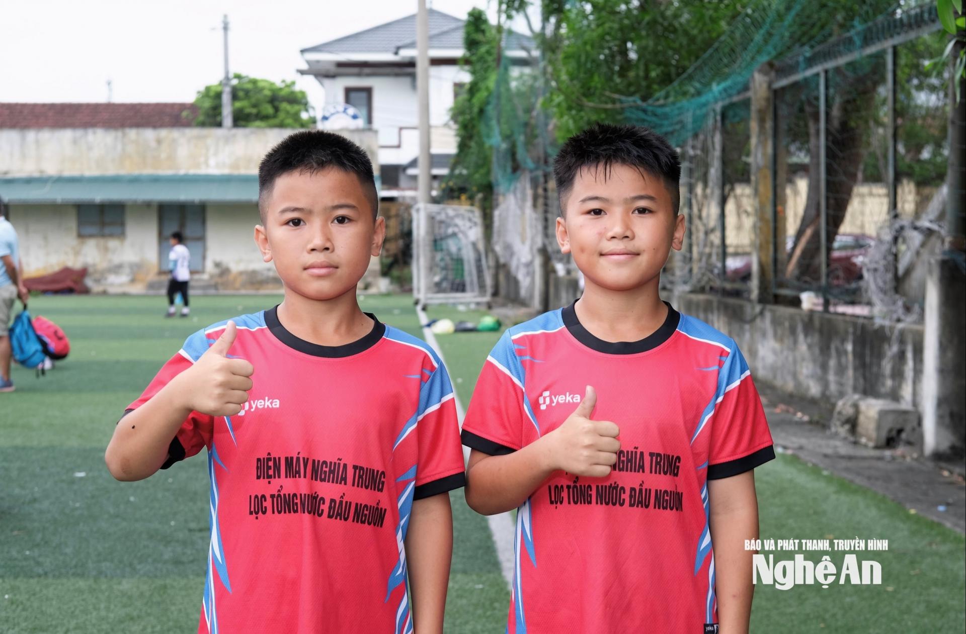 Cặp song sinh Anh Lộc - Đức Tài (Đội Thiếu niên Nghĩa Đàn) có ước mơ trở thành cầu thủ chuyên nghiệp. Ảnh: Phan Linh