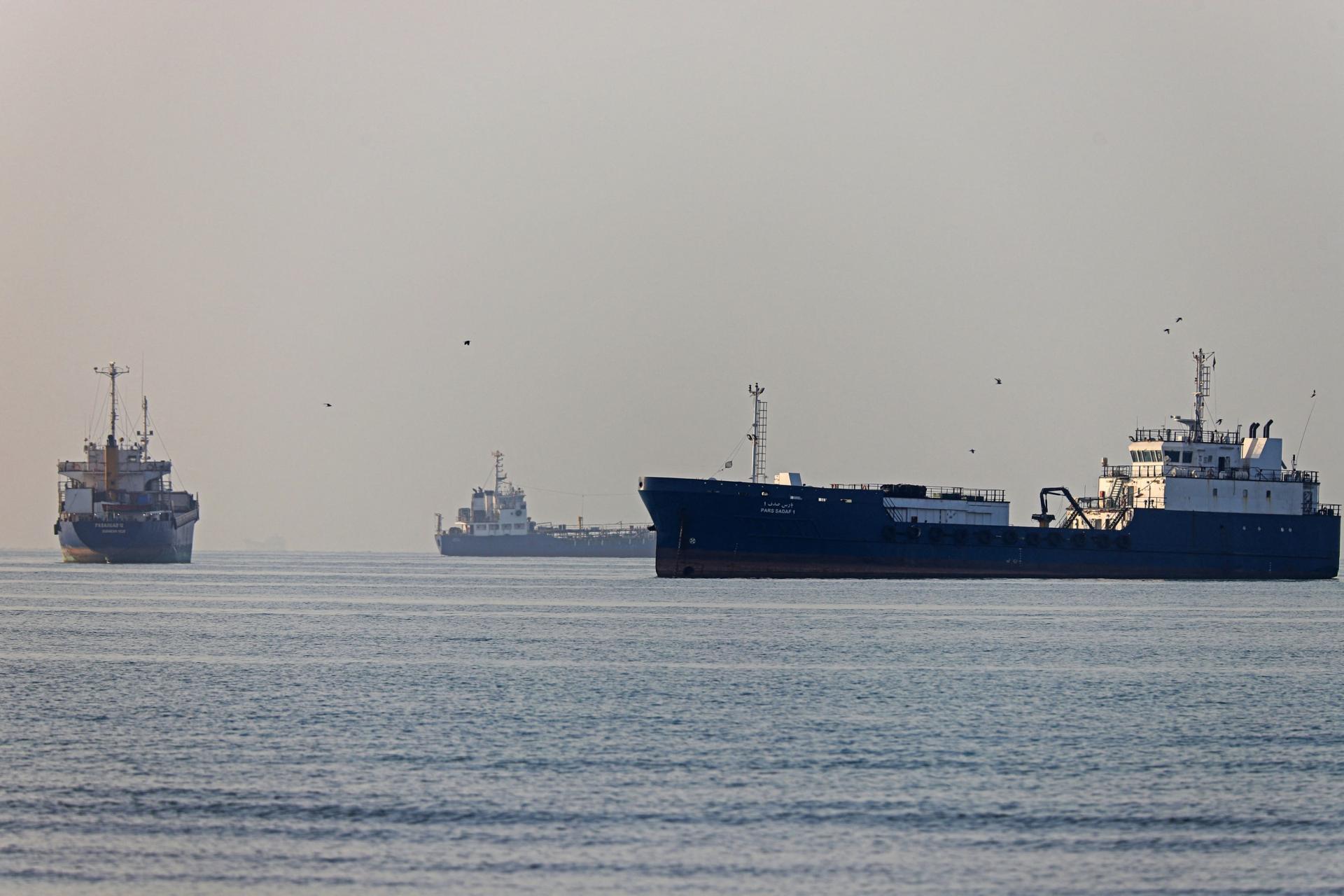 Tàu thuyền lưu thông qua eo biển chiến lược Hormuz hôm 1/6. Đây là tuyến hàng hải huyết mạch vừa bị Iran tuyên bố phong tỏa hoàn toàn để đáp trả các cuộc không kích của Mỹ. Ảnh: ISNA/AFP