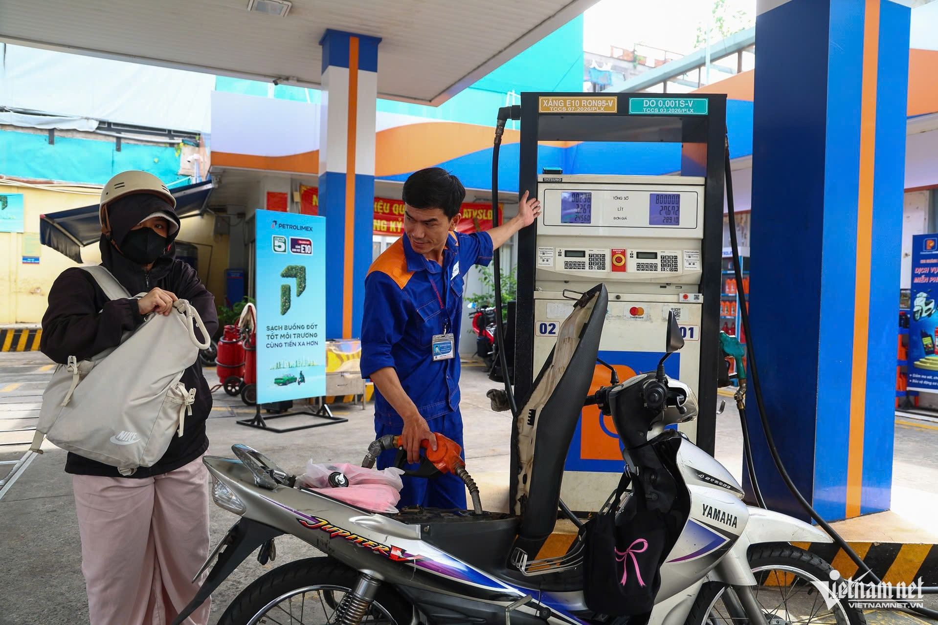 Giá xăng dầu tiếp tục đi xuống. Ảnh: Thạch Thảo