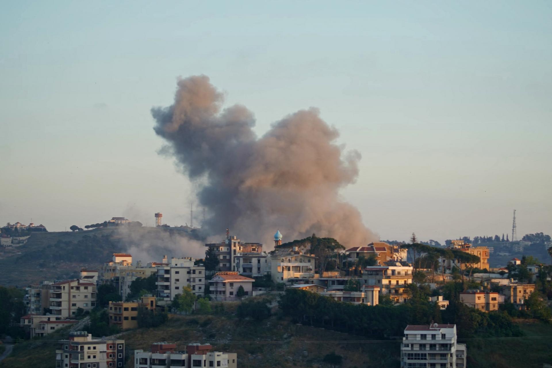 Khói bốc lên sau cuộc không kích của Israel nhằm vào thành phố Nabatieh, miền Nam Liban, ngày 12/6/2026. Ảnh: AFP