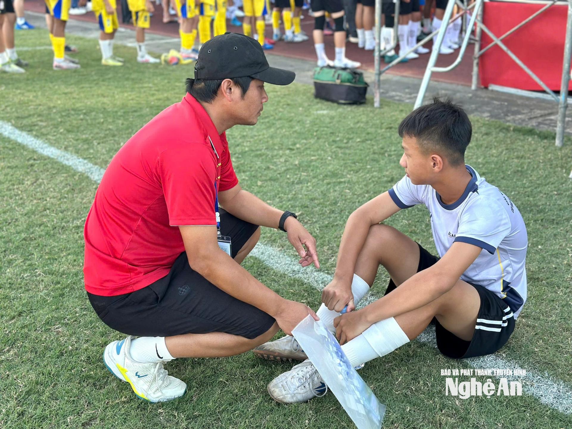 HLV Lê Hồng Chung và cầu thủ nhí Nguyễn Quốc Tân đội Thiếu niên Đức Châu. Ảnh: Vân Thảo