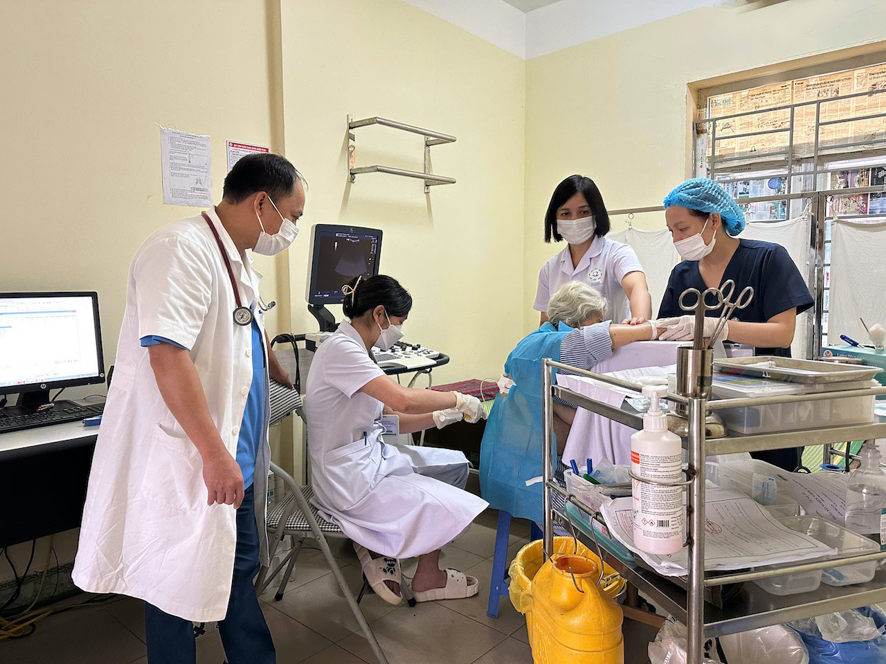 Tiến sĩ, bác sĩ Tạ Quang Thành (bên trái ảnh) thăm khám cho bệnh nhân. Ảnh: Anh Quân 